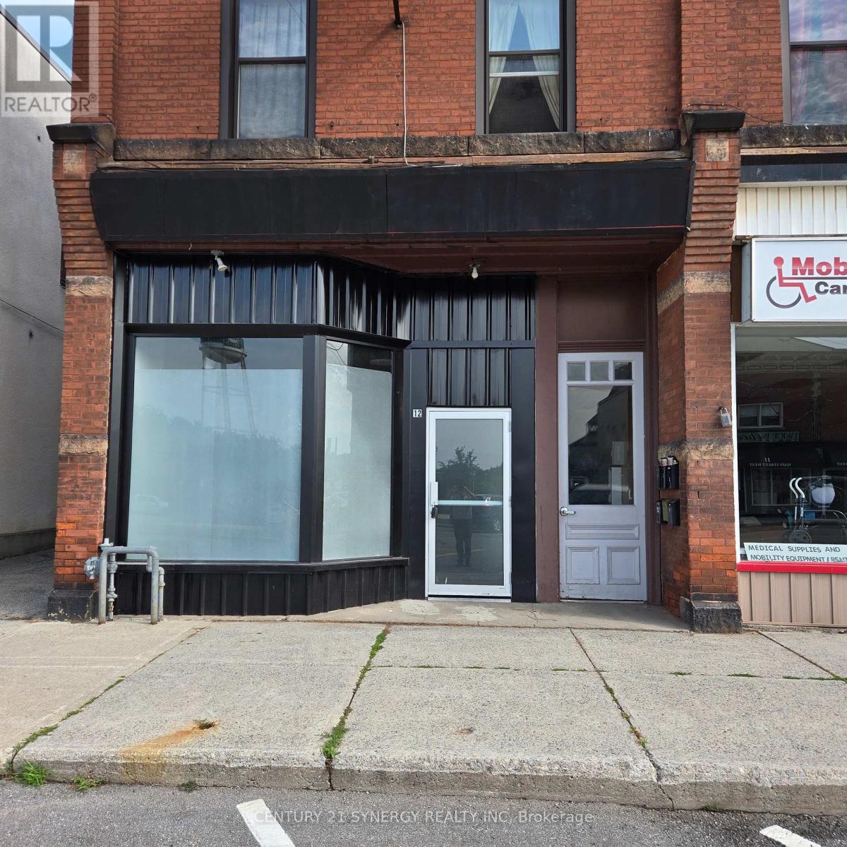 12 MAIN STREET W, Smiths Falls, Ontario
