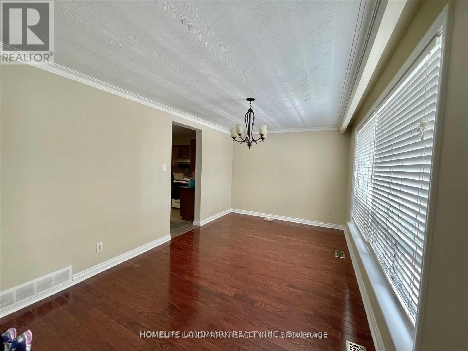 Upper - 25 Edgemont Drive, Brampton, Ontario  L6V 1K9 - Photo 3 - W13653592