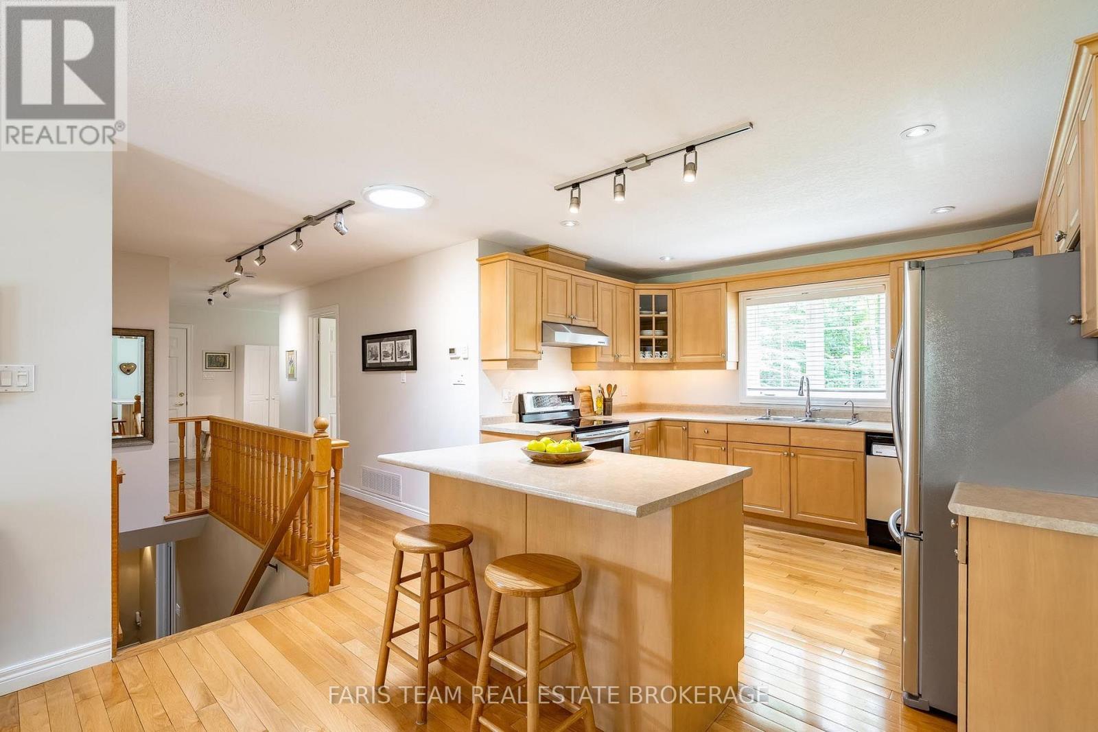 10 Green Mountain Court, Oro-Medonte, Ontario  L0L 2L0 - Photo 6 - S13653652