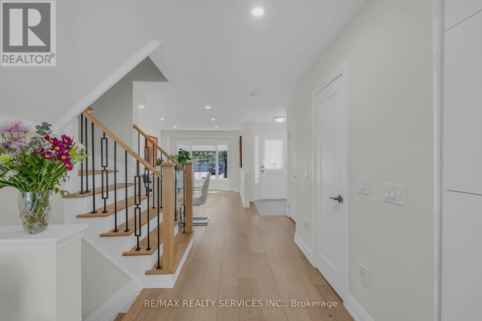 128 Seaside Circle, Brampton, Ontario  L6R 2G9 - Photo 2 - W13628456