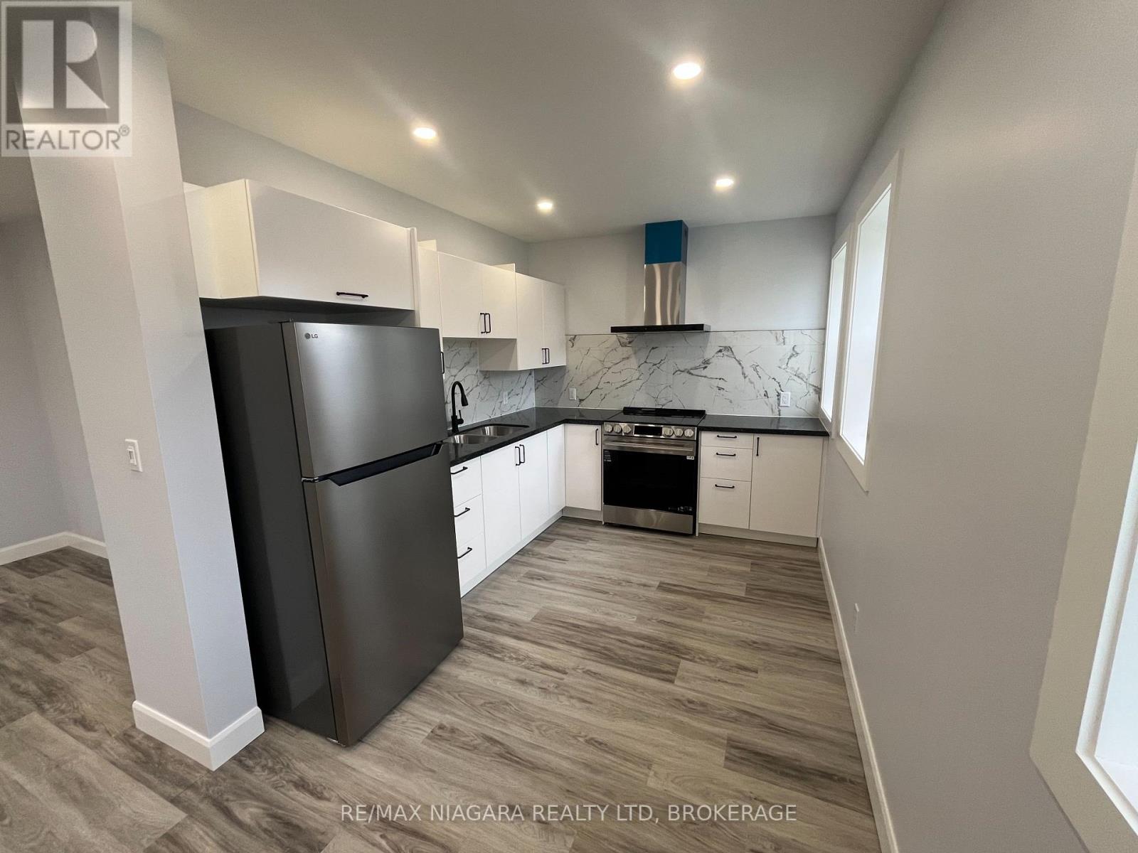 Upper Front - 243 Dufferin Street, Fort Erie, Ontario L2A 2T7 - Photo 2 - X13653728