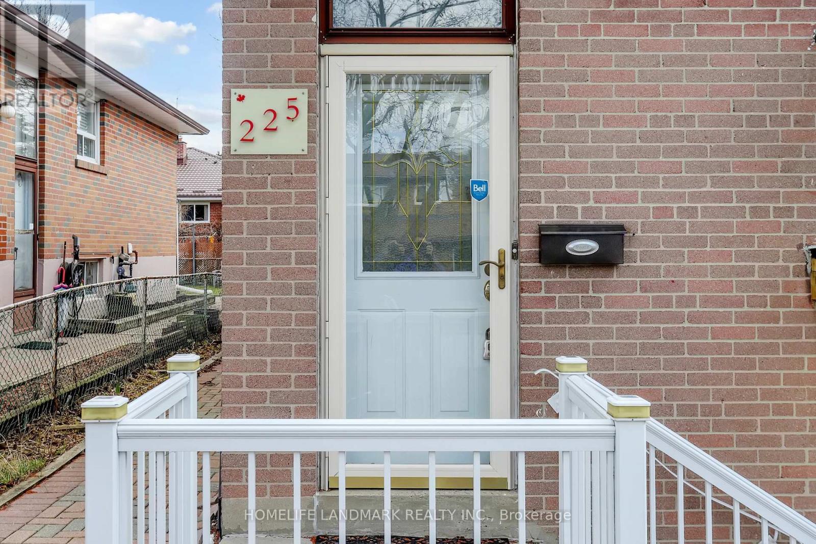 225 Pineway Boulevard, Toronto, Ontario  M2H 1B5 - Photo 4 - C13653768