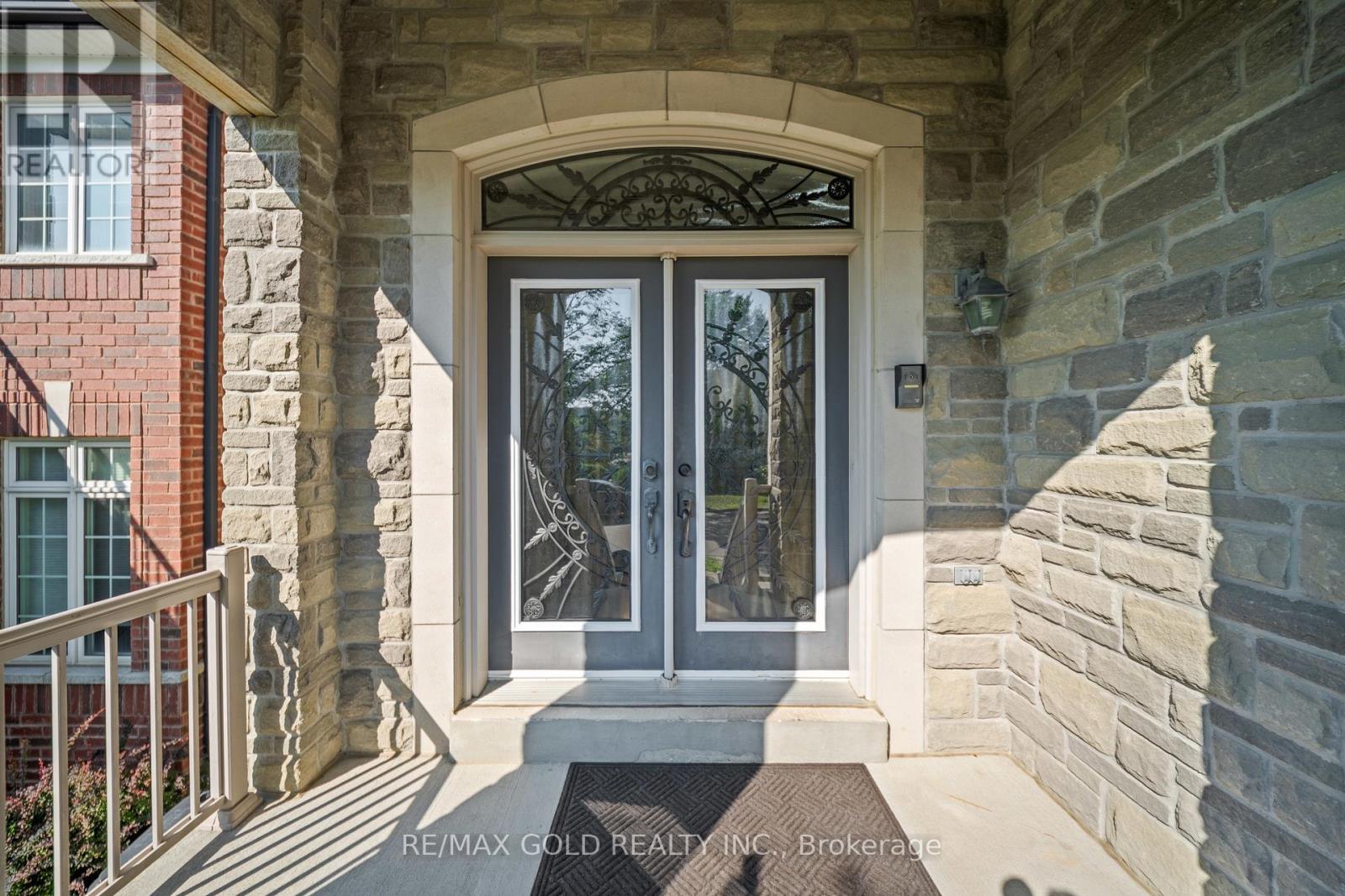 11 Clearfield Drive, Brampton, Ontario  L6P 3L3 - Photo 2 - W13653708