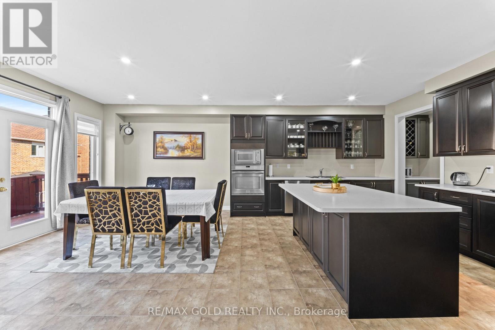 11 Clearfield Drive, Brampton, Ontario  L6P 3L3 - Photo 8 - W13653708