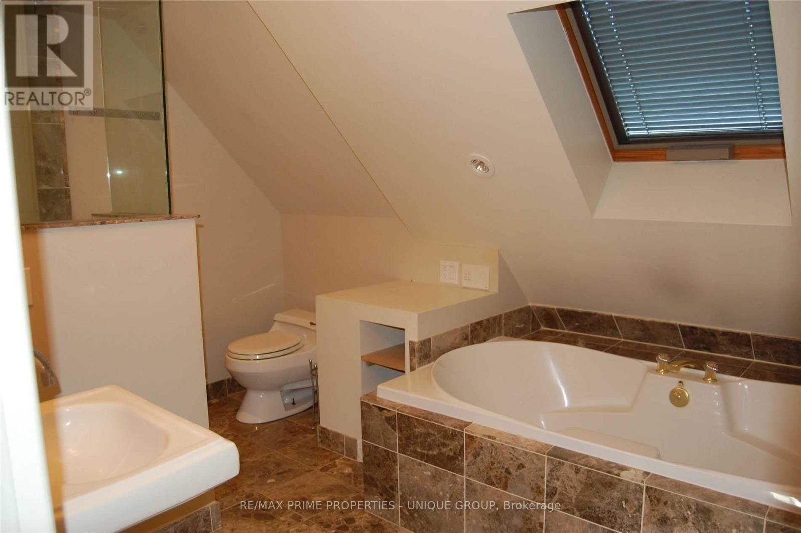 Upper - 39 Whitehall Road, Toronto, Ontario  M4W 2C5 - Photo 10 - C13580270