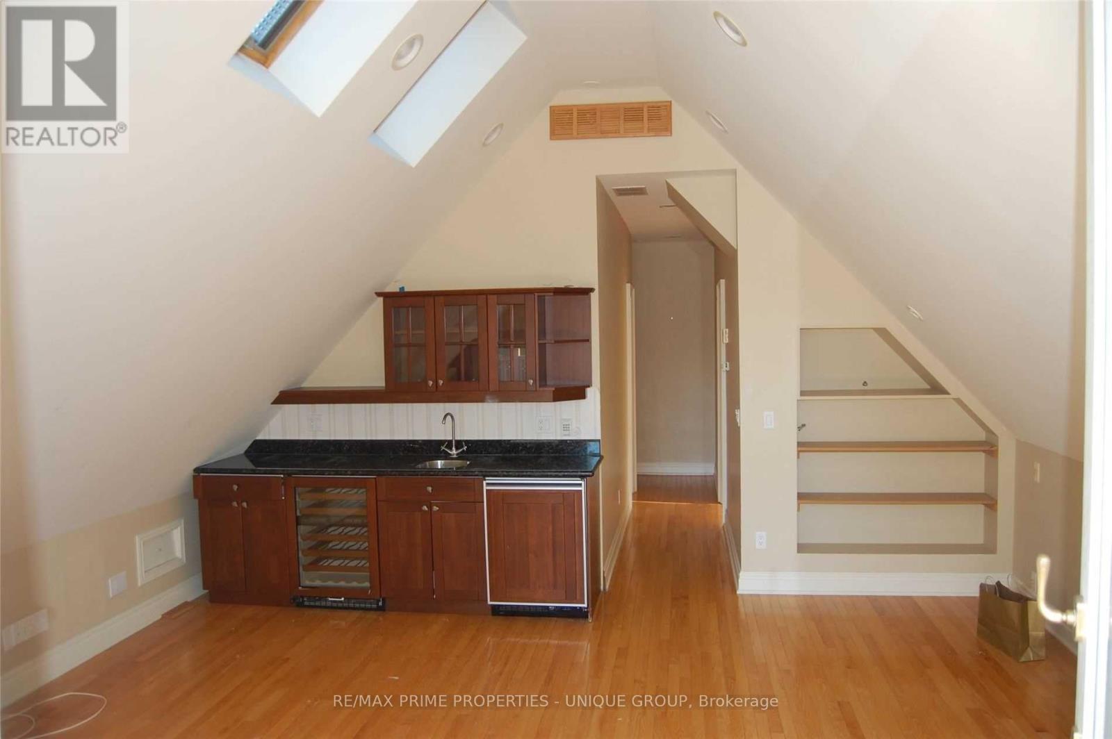 Upper - 39 Whitehall Road, Toronto, Ontario  M4W 2C5 - Photo 8 - C13580270
