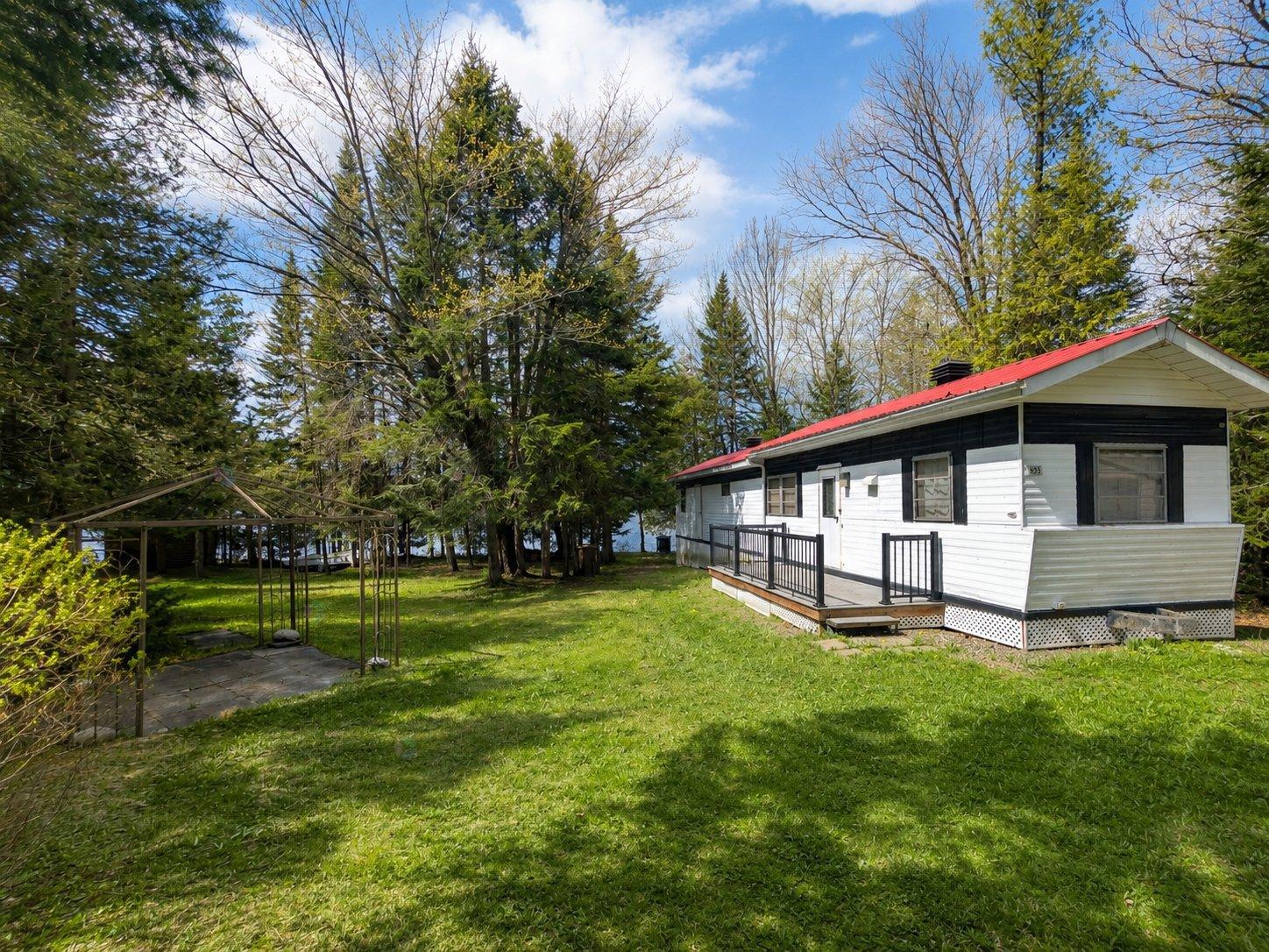 635 Ch. du Lac-des-Trois-Milles E. Sainte-Cécile-de-Whitton Quebec Canada G0Y1J0 3