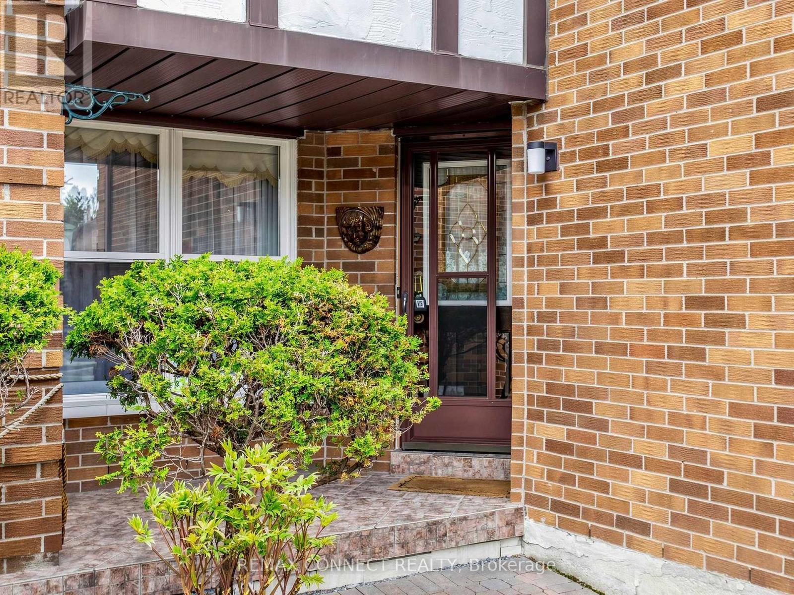 60 Starspray Boulevard, Toronto, Ontario  M1C 4P3 - Photo 2 - E13606096