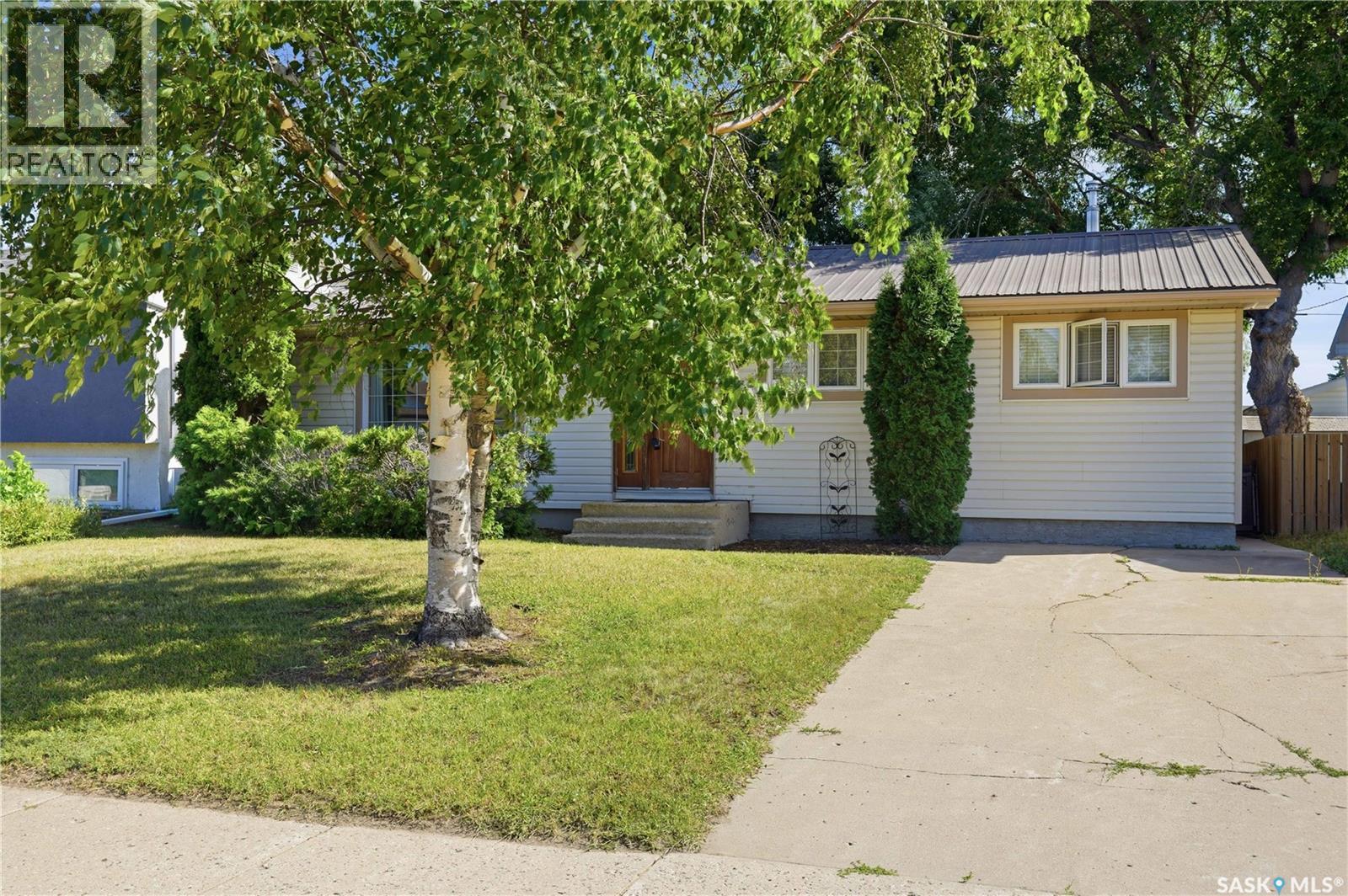 1409 Duffield Street W, Moose Jaw, Saskatchewan  S6H 5K5 - Photo 2 - SK044695