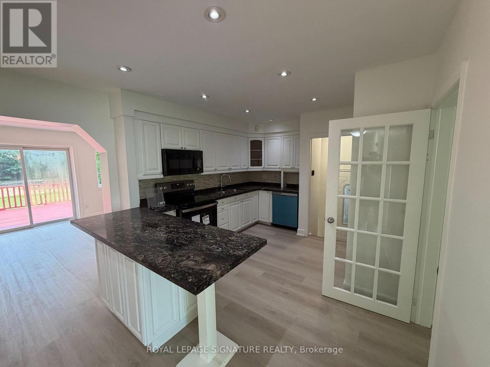 834 Mississauga Valley Boulevard, Mississauga, Ontario  L5A 1Z8 - Photo 2 - W13650102