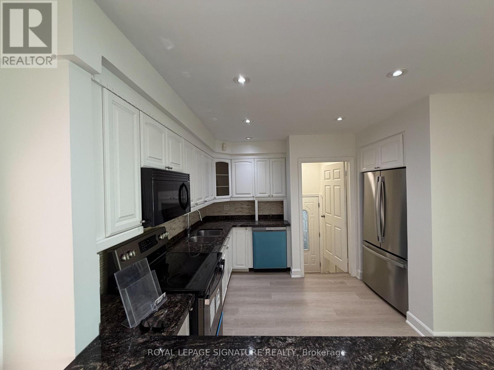 834 Mississauga Valley Boulevard, Mississauga, Ontario  L5A 1Z8 - Photo 3 - W13650102