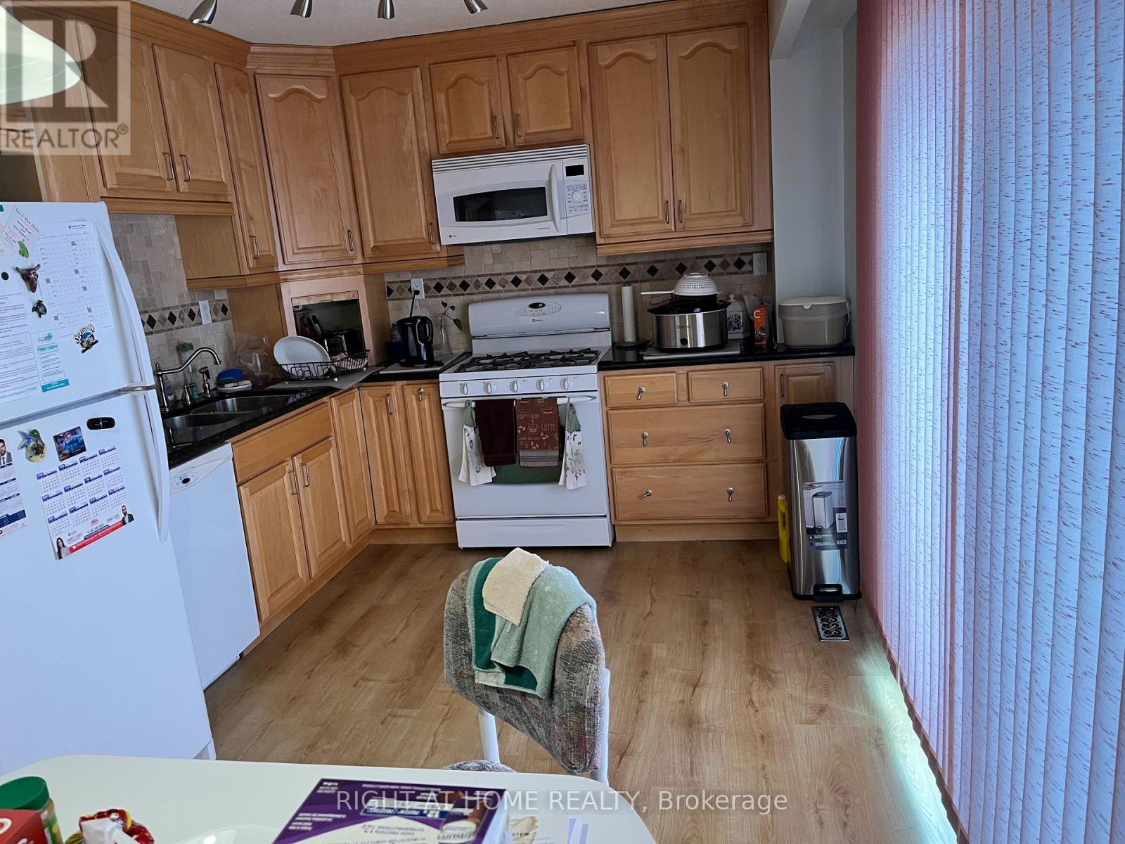 70 Carisbrooke Court, Brampton, Ontario  L6S 3K1 - Photo 3 - W13653924
