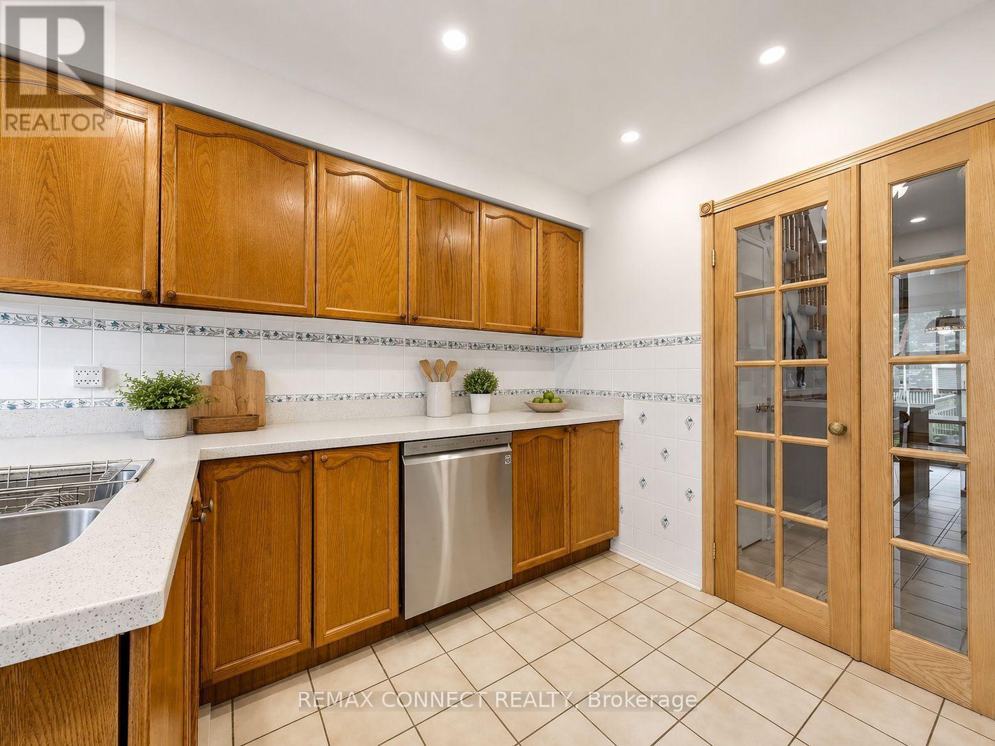 60 Starspray Boulevard, Toronto, Ontario  M1C 4P3 - Photo 6 - E13606096
