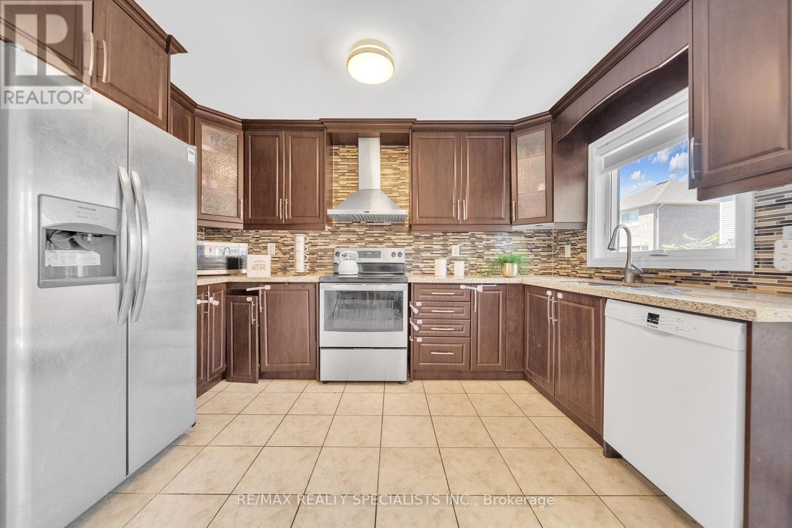 22 Clayborne Avenue, Brampton, Ontario  L7A 1N8 - Photo 4 - W13654026