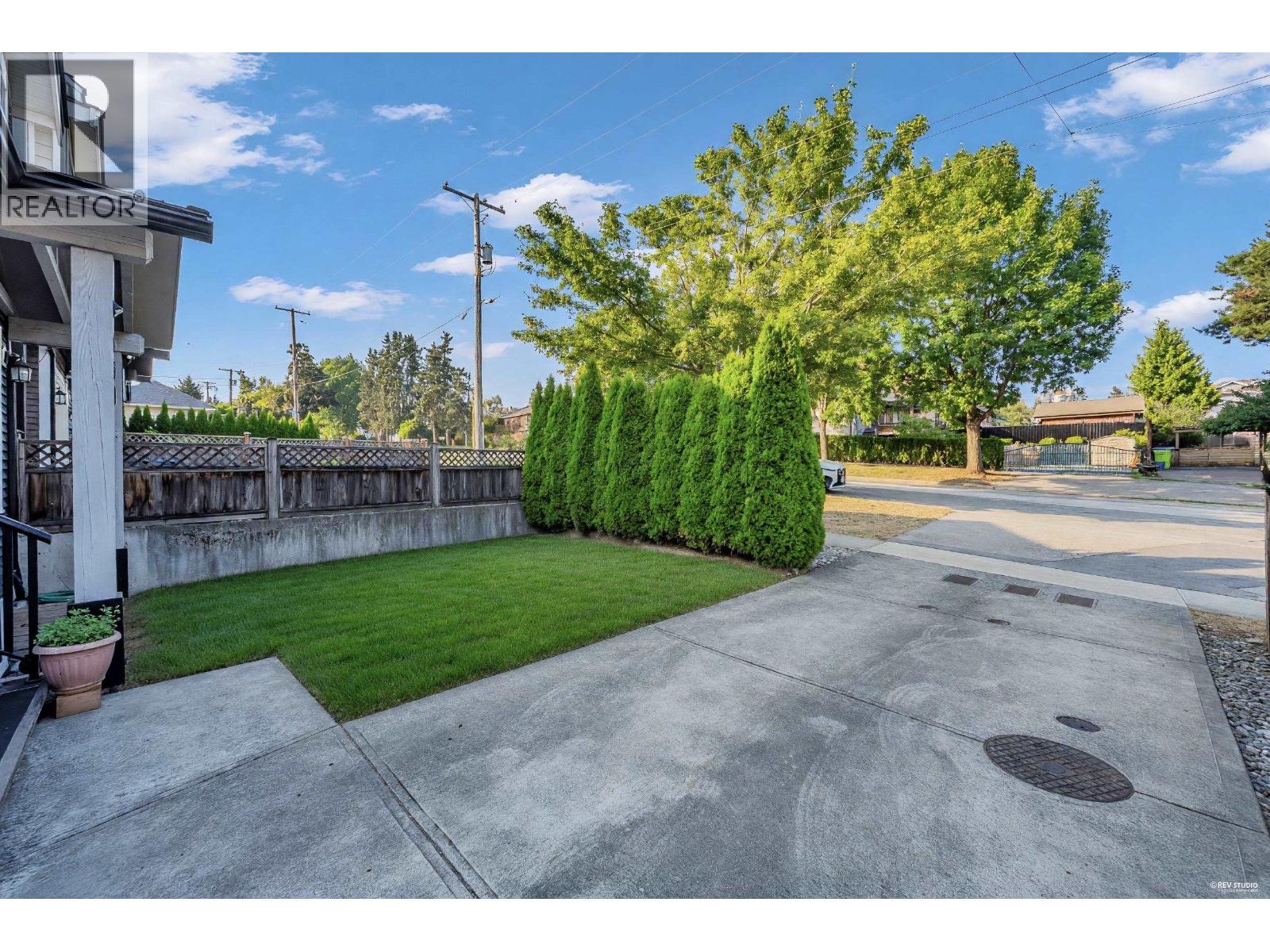 610 Thirteenth Street, New Westminster, British Columbia V3M 4M2 - Photo 3 - R3153850