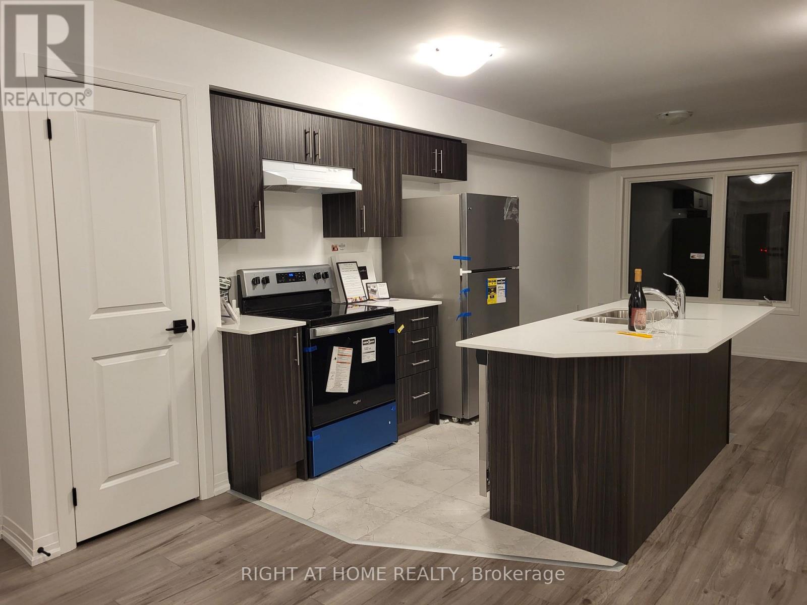 23 Fairlane Avenue, Barrie (Painswick South), Ontario L9J 0N1 - Photo 2 - S13654096