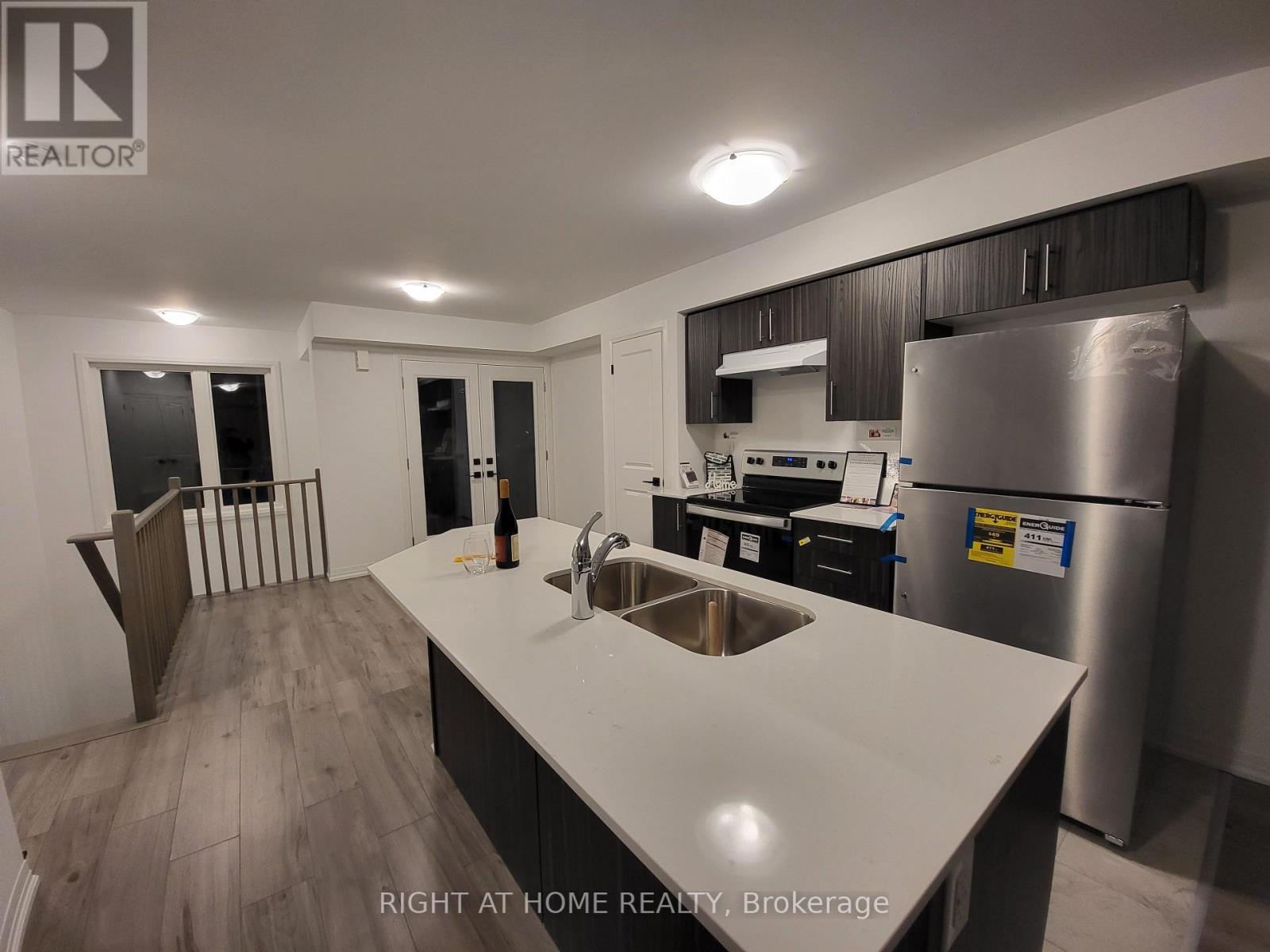 23 Fairlane Avenue, Barrie (Painswick South), Ontario L9J 0N1 - Photo 3 - S13654096