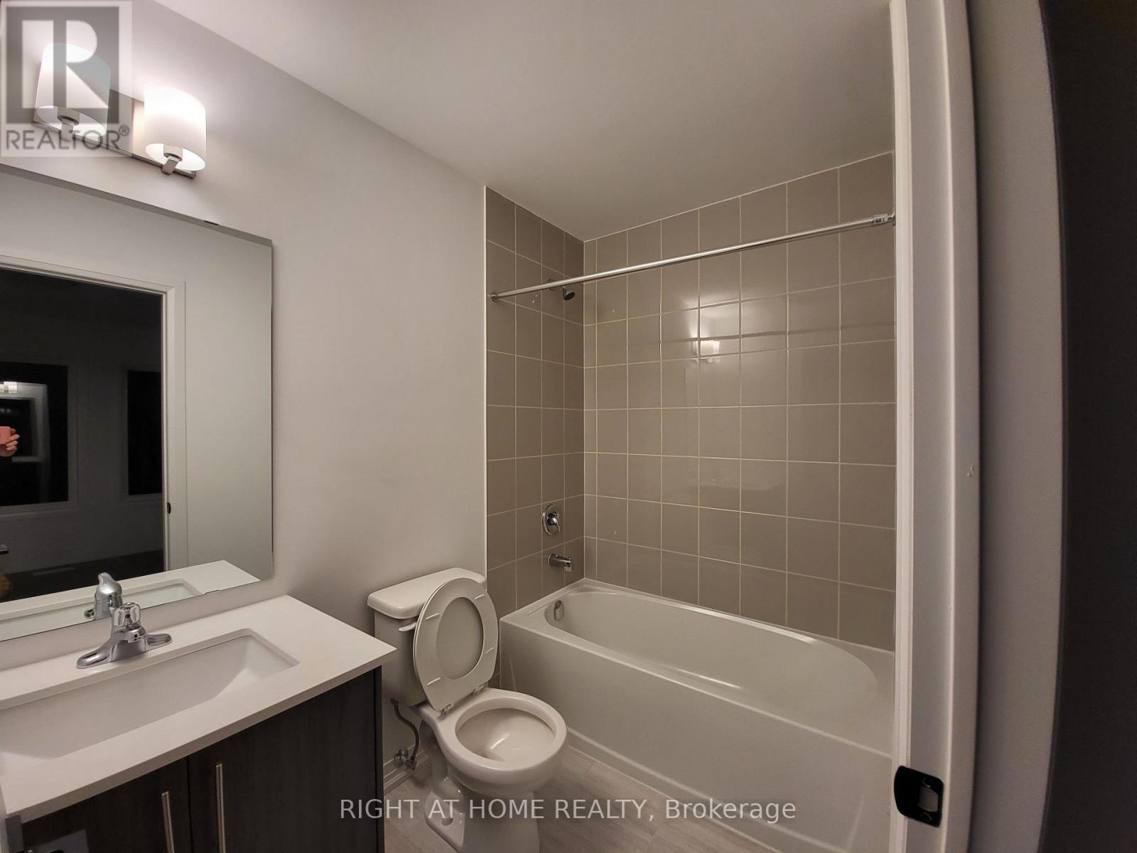 23 Fairlane Avenue, Barrie (Painswick South), Ontario L9J 0N1 - Photo 4 - S13654096