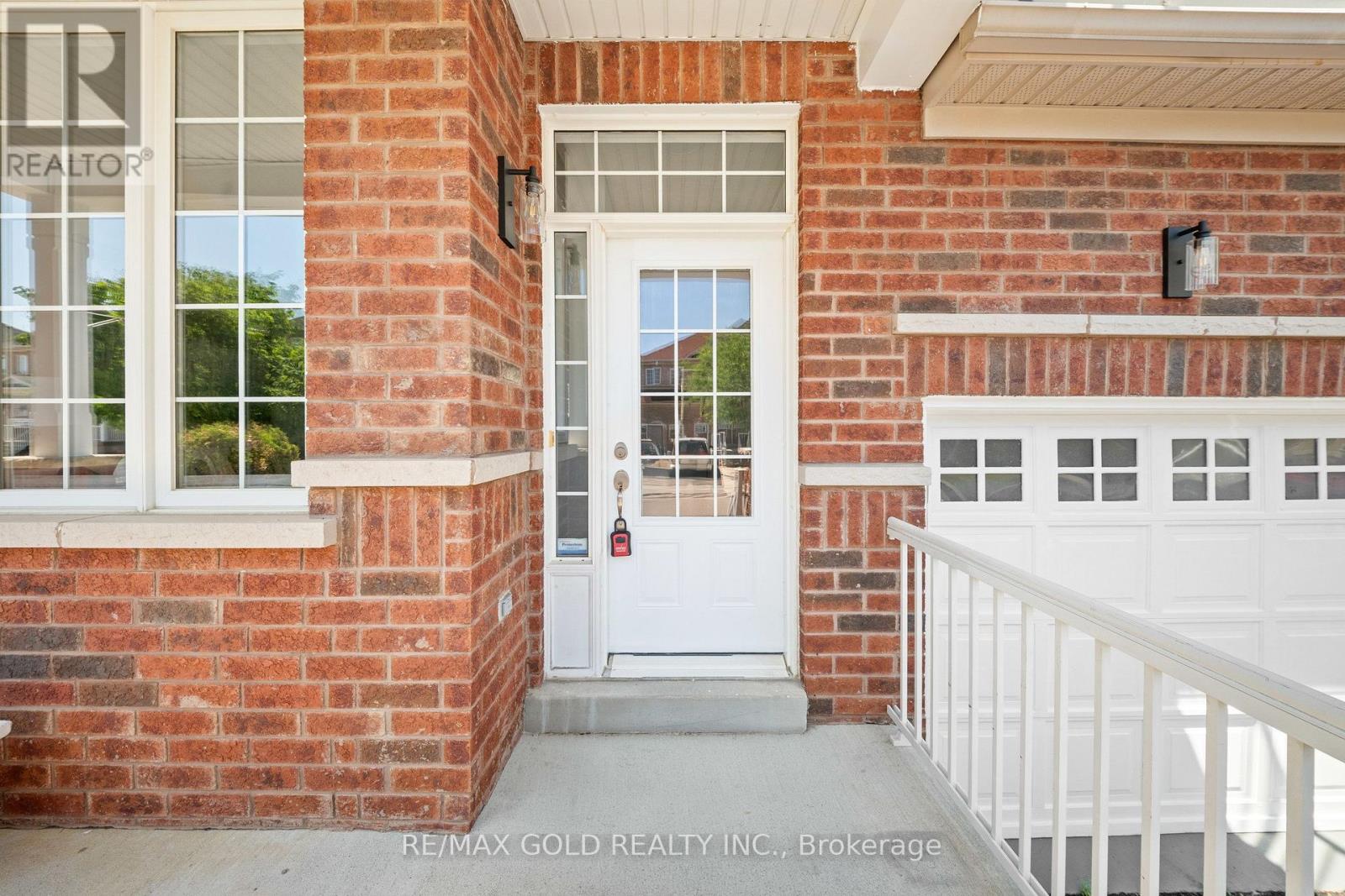 54 Blazing Star Drive, Brampton, Ontario  L6R 3E7 - Photo 3 - W13654032