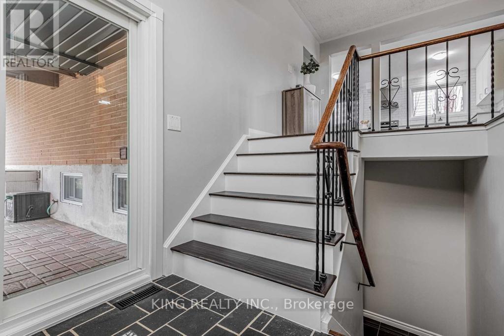 13 Brookland Drive W, Brampton, Ontario  L6T 2M4 - Photo 3 - W13654040