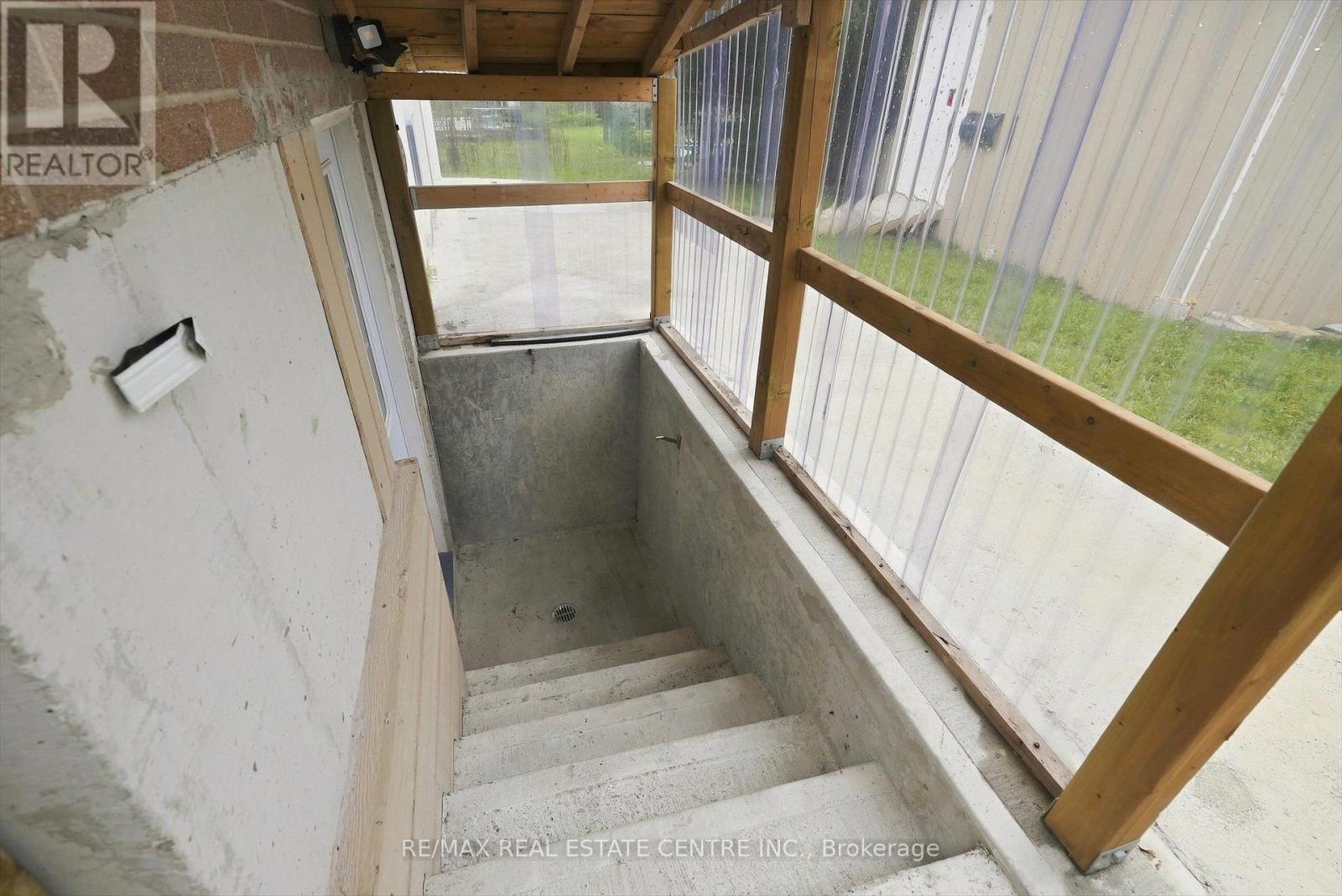 Lower - 33 Garside Crescent, Brampton, Ontario  L6S 1H5 - Photo 4 - W13654072