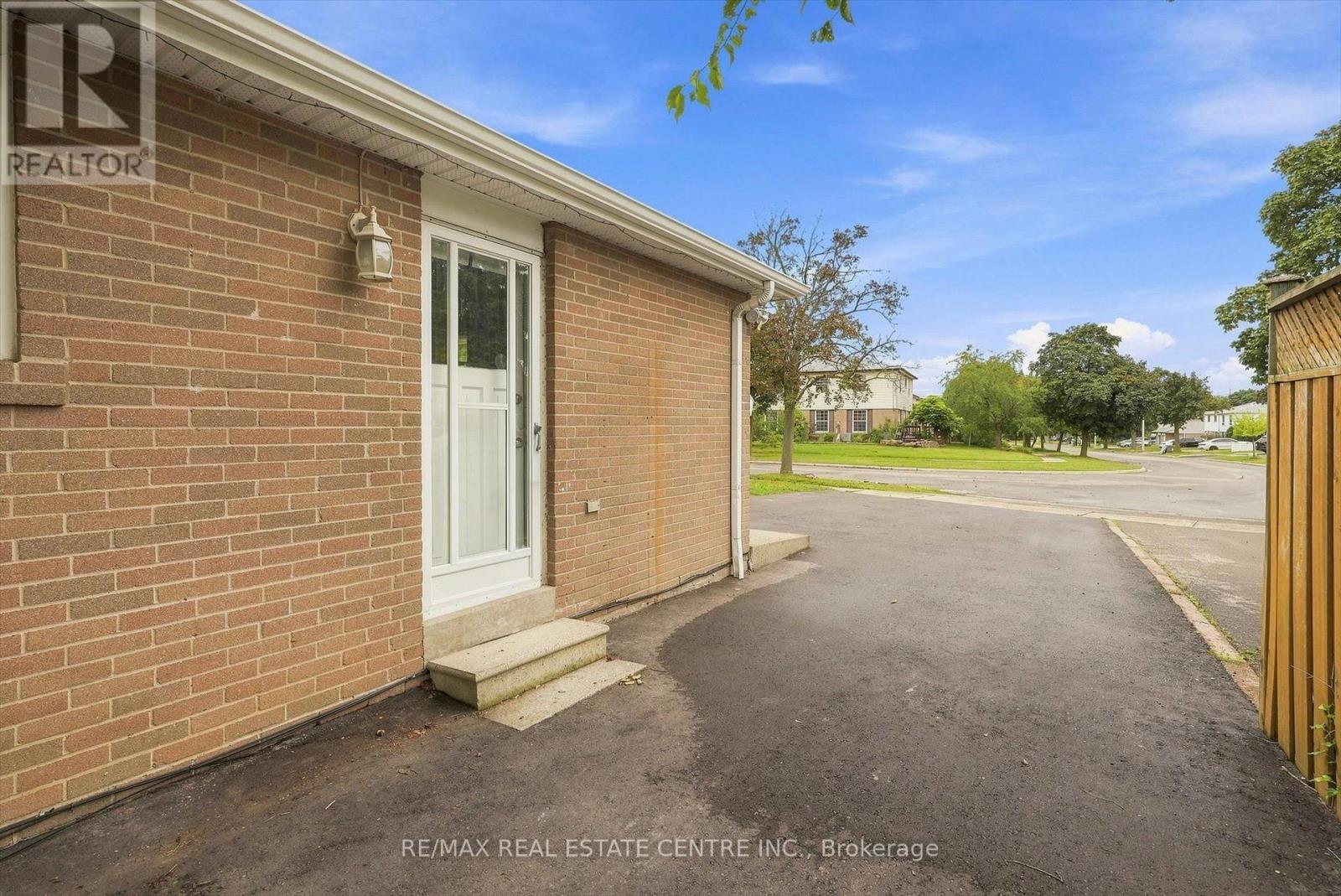 Lower - 33 Garside Crescent, Brampton, Ontario  L6S 1H5 - Photo 3 - W13654072