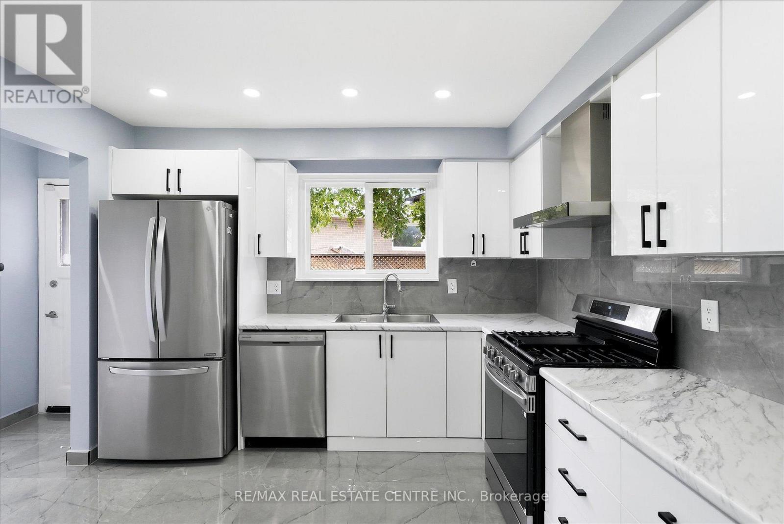 Main - 33 Garside Crescent, Brampton, Ontario  L6S 1H5 - Photo 11 - W13654068