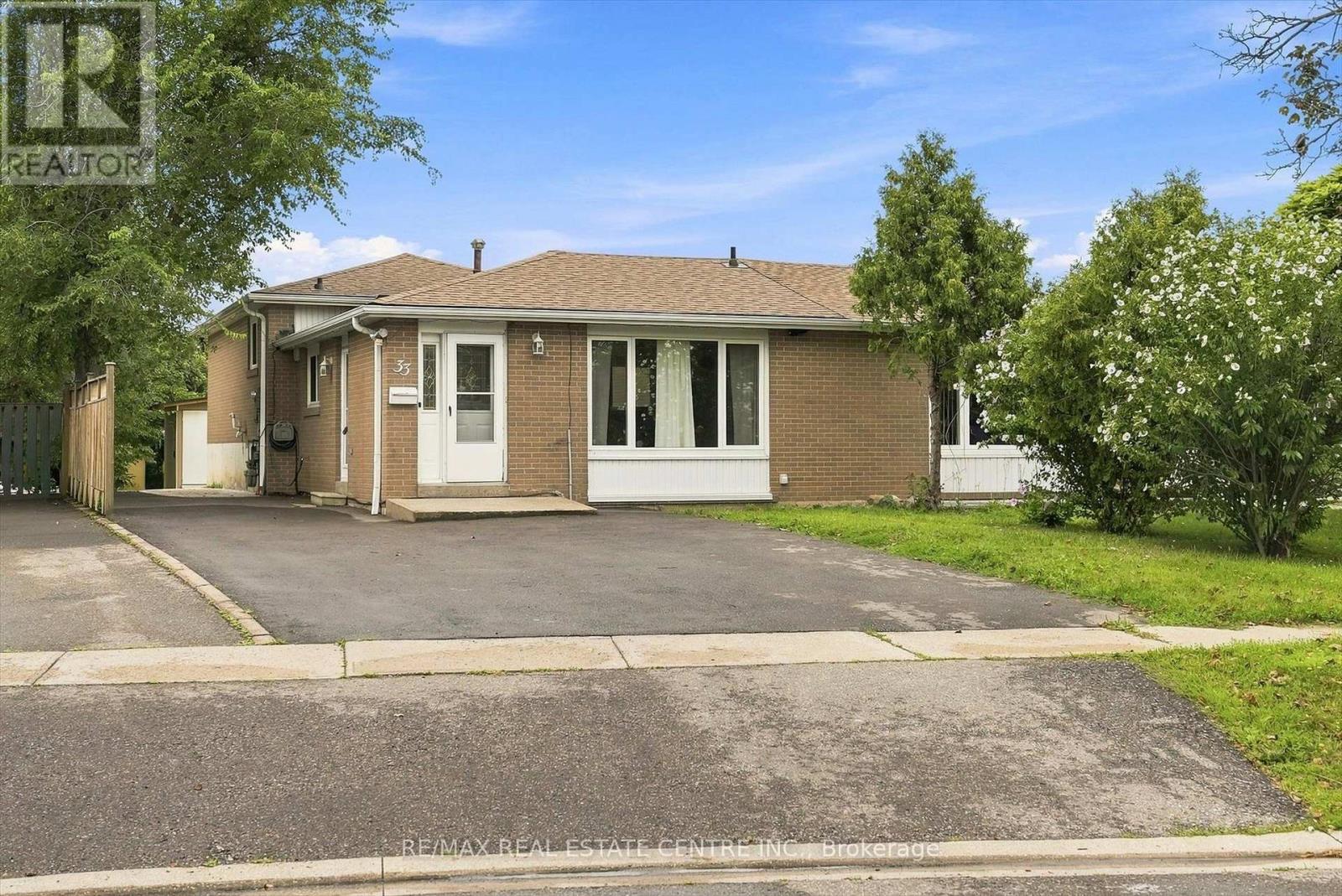 Main - 33 Garside Crescent, Brampton, Ontario  L6S 1H5 - Photo 4 - W13654068