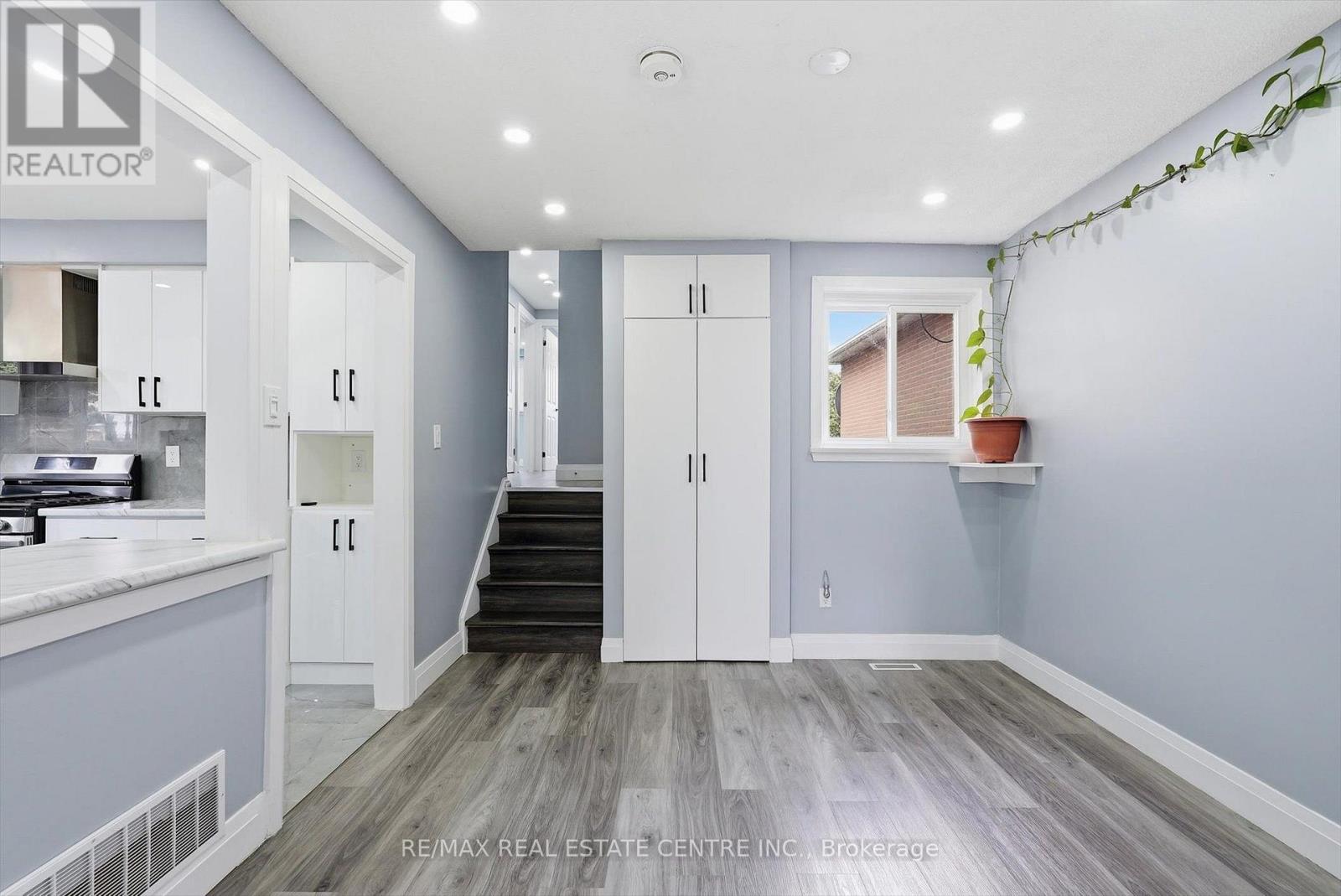 Main - 33 Garside Crescent, Brampton, Ontario  L6S 1H5 - Photo 7 - W13654068
