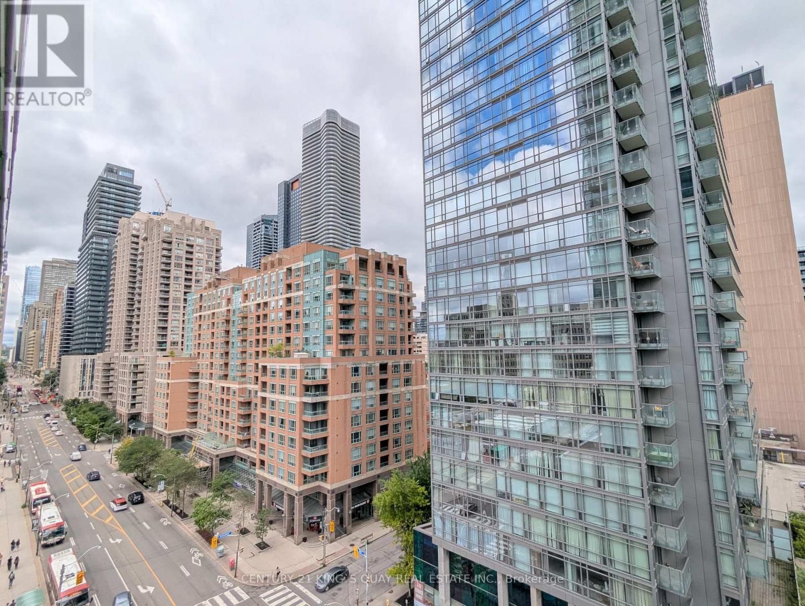 906 - 832 BAY STREET