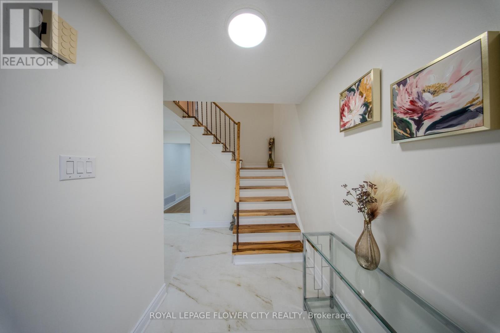 6 Crenshaw Crescent W, Brampton, Ontario L6Z 1W9 - Photo 4 - W13654172