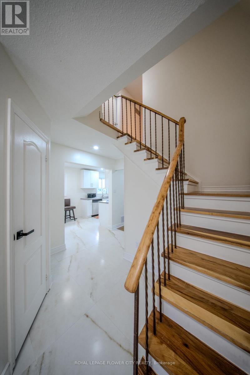 6 Crenshaw Crescent W, Brampton, Ontario L6Z 1W9 - Photo 6 - W13654172