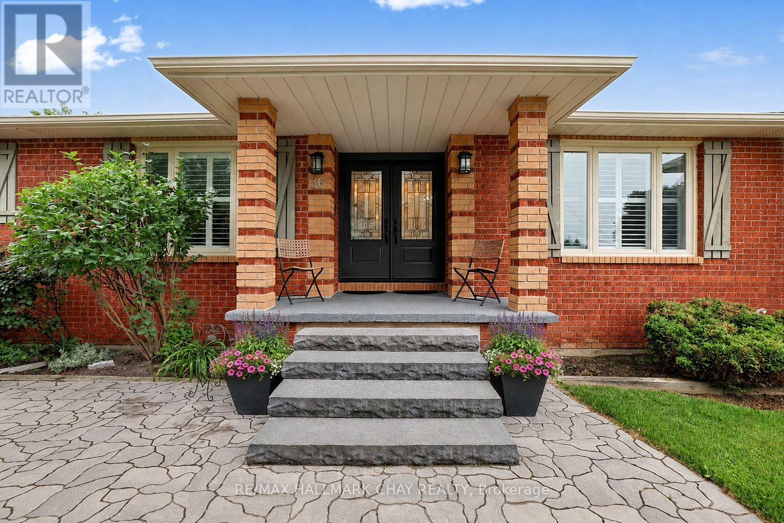 36 Mulock Drive, Bradford West Gwillimbury, Ontario  L0G 1B0 - Photo 2 - N13649472