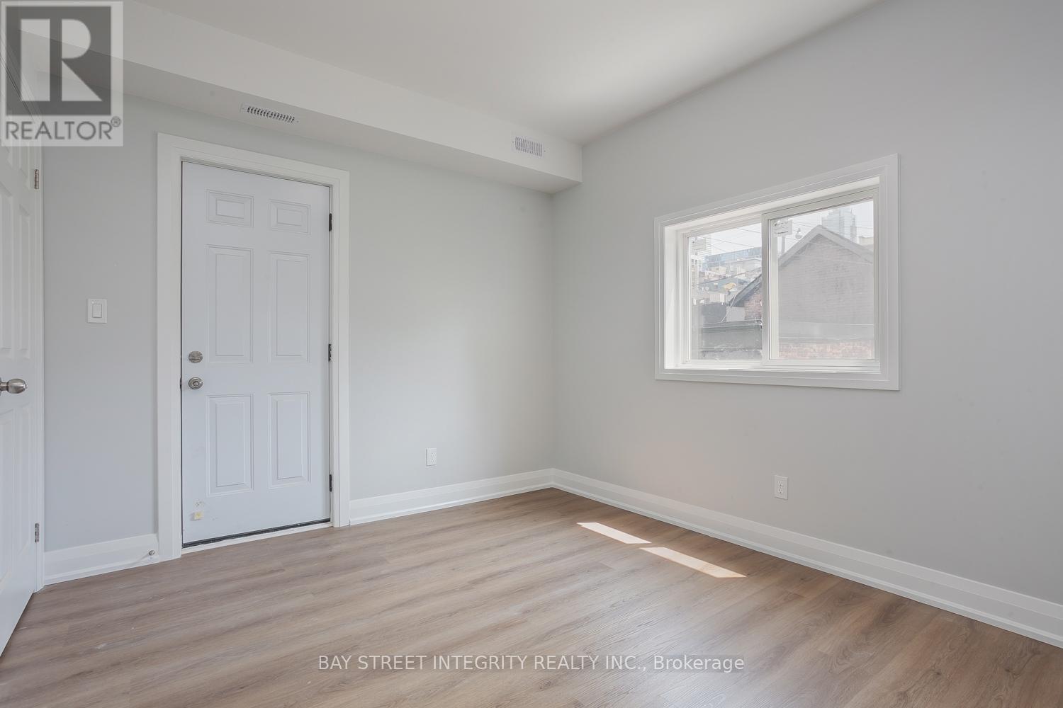 Main Floor - 19 D'arcy Street, Toronto, Ontario M5T 1J8 - Photo 13 - C13654210