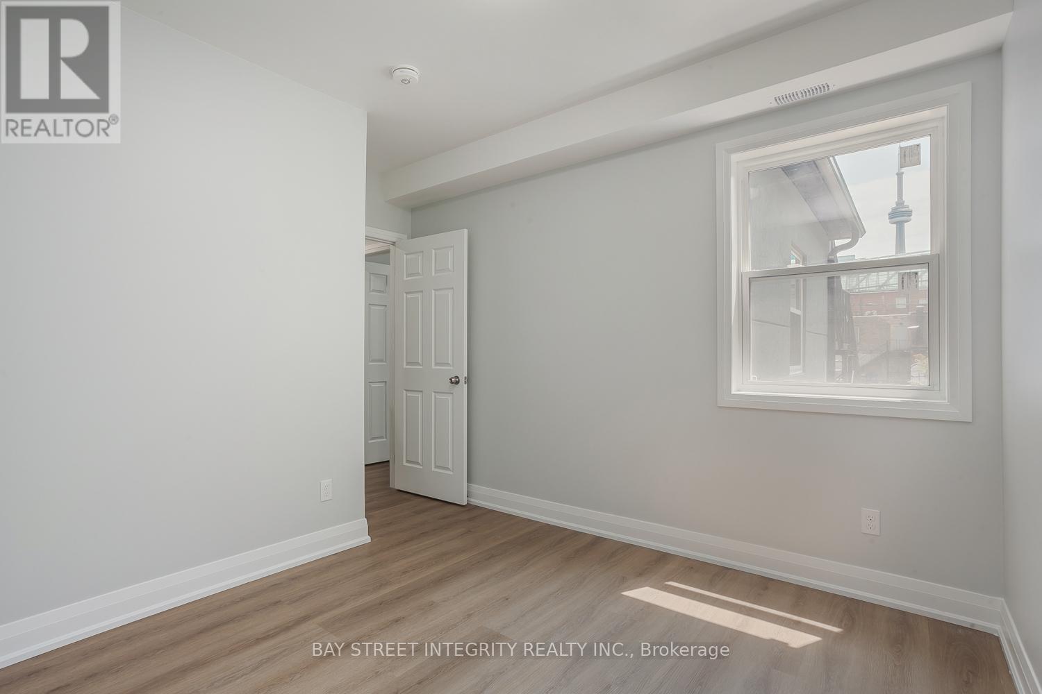Main Floor - 19 D'arcy Street, Toronto, Ontario M5T 1J8 - Photo 8 - C13654210