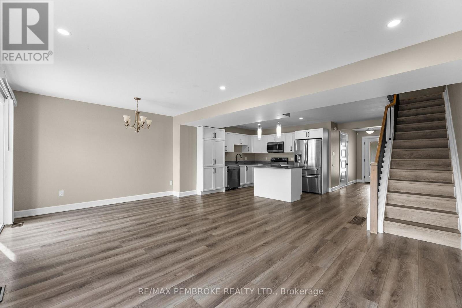 41 Northbrook Road, Petawawa, Ontario  K8H 3N5 - Photo 9 - X13654266
