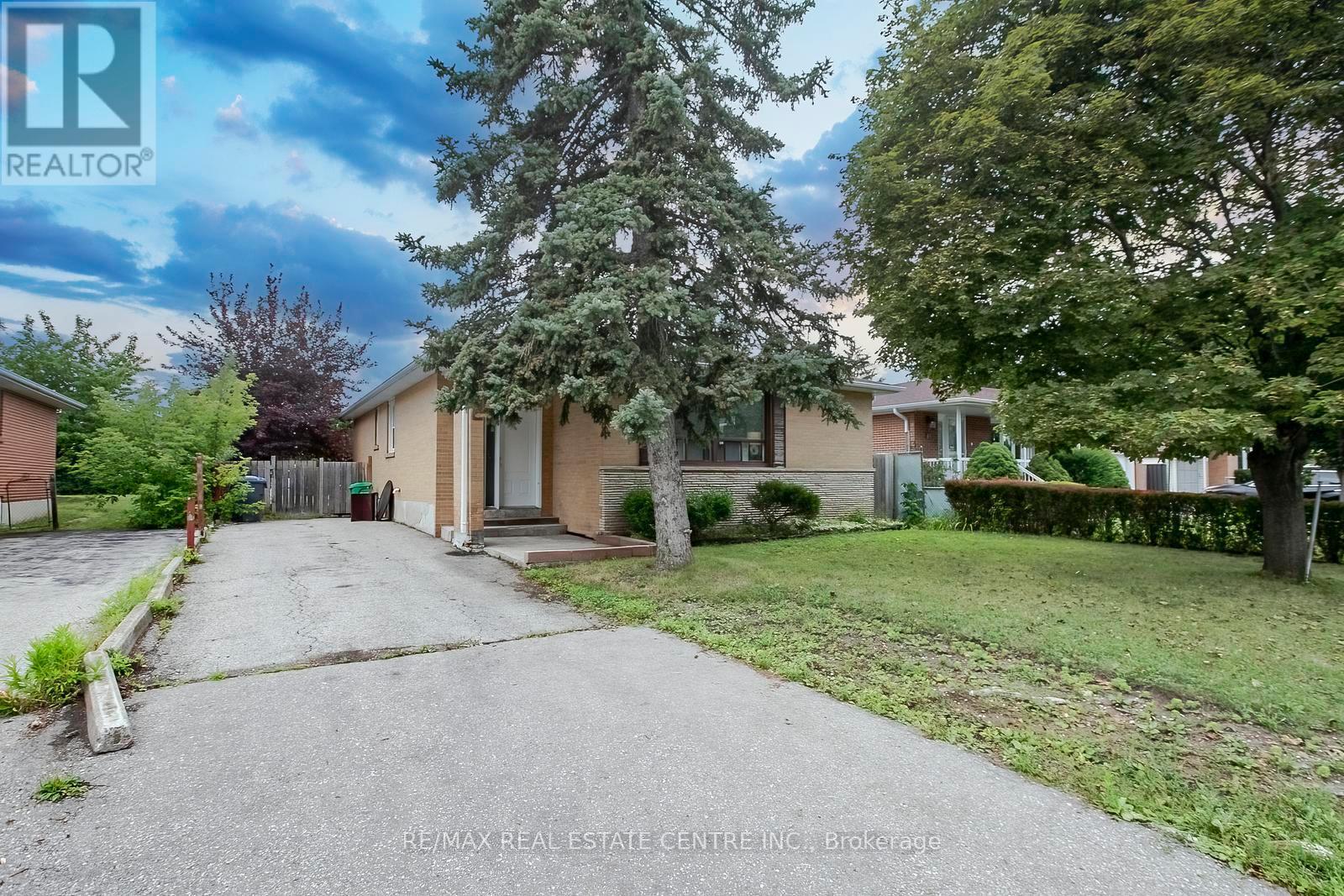 16 Mclaughlin Road N, Brampton, Ontario  L6X 1Y5 - Photo 2 - W13654206