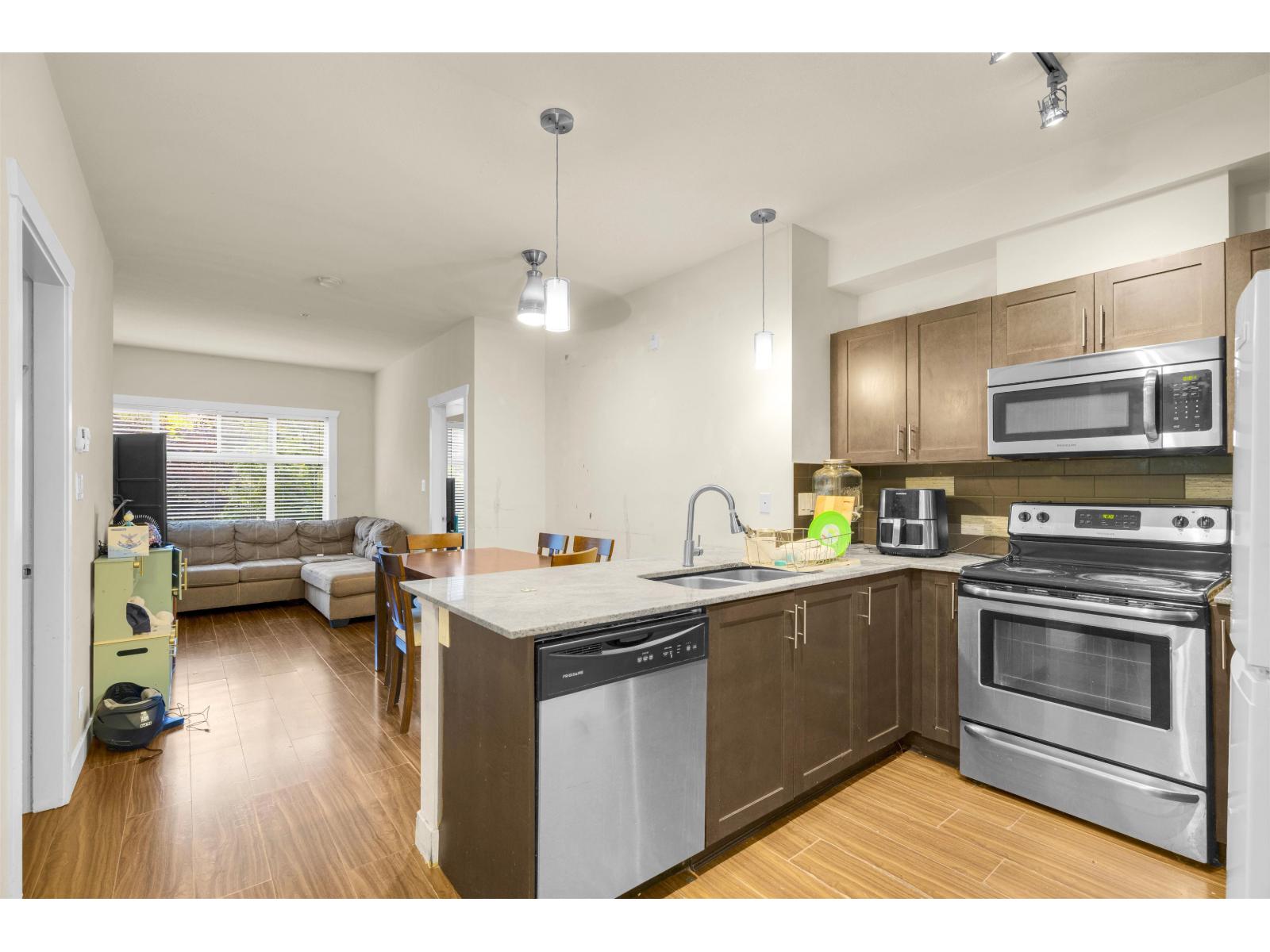 110 13468 King George Boulevard, Surrey, British Columbia  V3T 0H5 - Photo 3 - R3135198