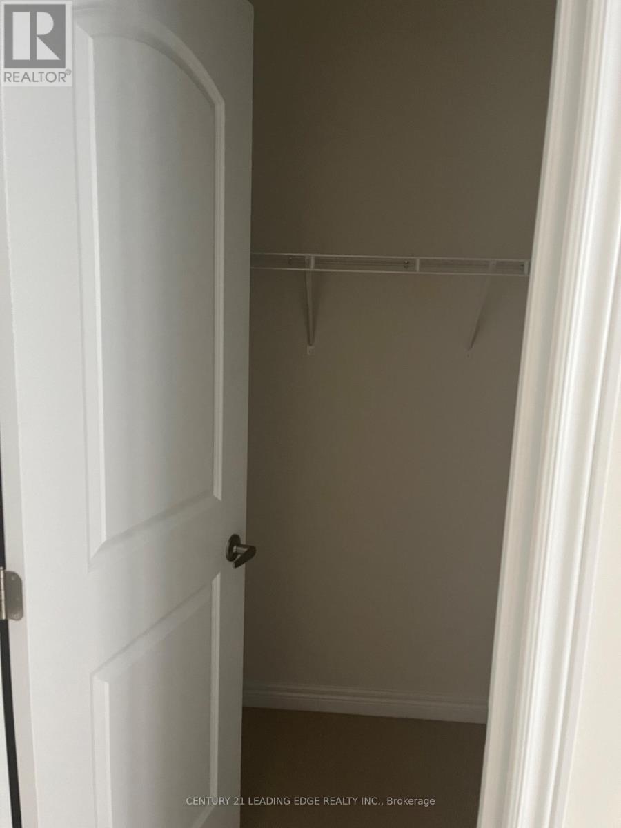 1 Bdrm Upper Level - 23 Boland Court, Aurora, Ontario  L4G 0W6 - Photo 3 - N13654326