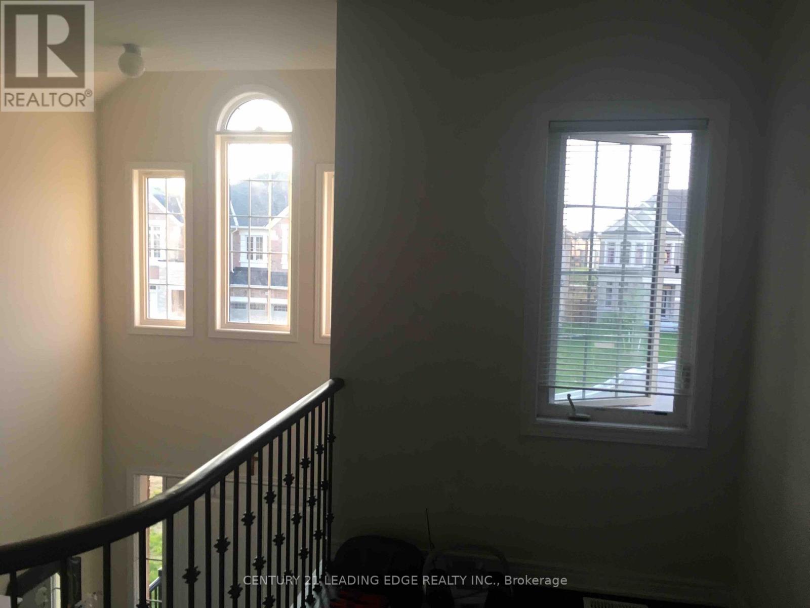 1 Bdrm Upper Level - 23 Boland Court, Aurora, Ontario  L4G 0W6 - Photo 5 - N13654326