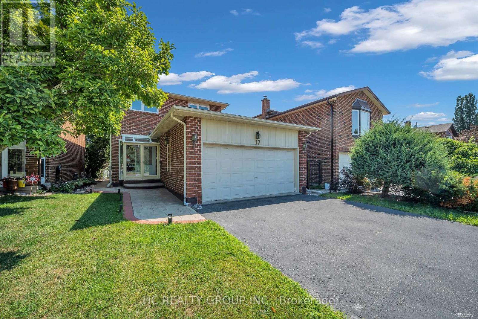 17 Pugsley Avenue, Richmond Hill, Ontario  L4C 8B6 - Photo 2 - N13649926