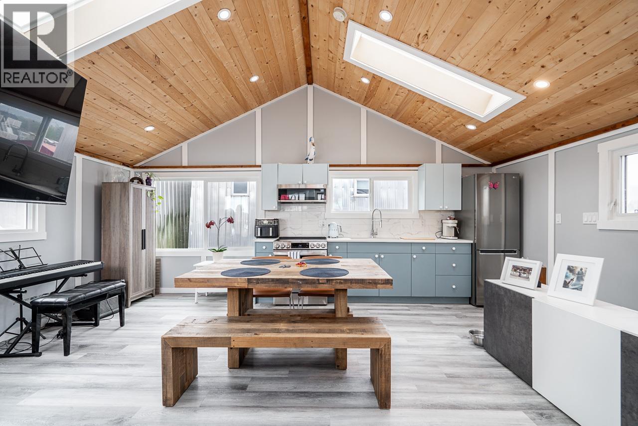 A24 415 ESPLANADE, North Vancouver, British Columbia