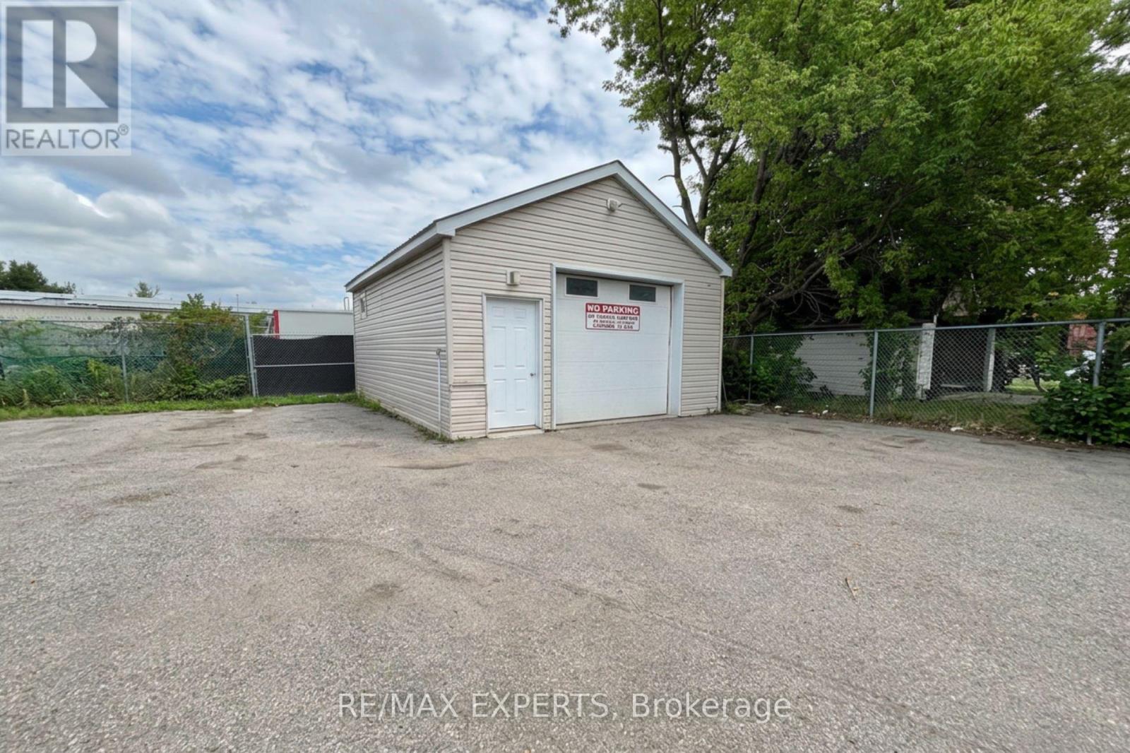 3 - 5 Ferndale Drive N, Barrie (400 North), Ontario  L4N 9V3 - Photo 2 - S13654394