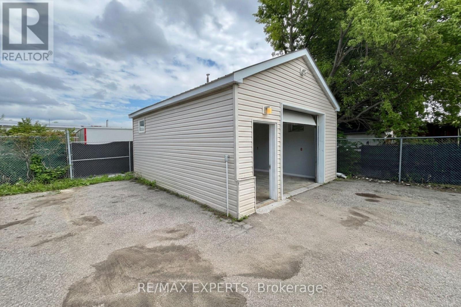 3 - 5 Ferndale Drive N, Barrie (400 North), Ontario  L4N 9V3 - Photo 3 - S13654394