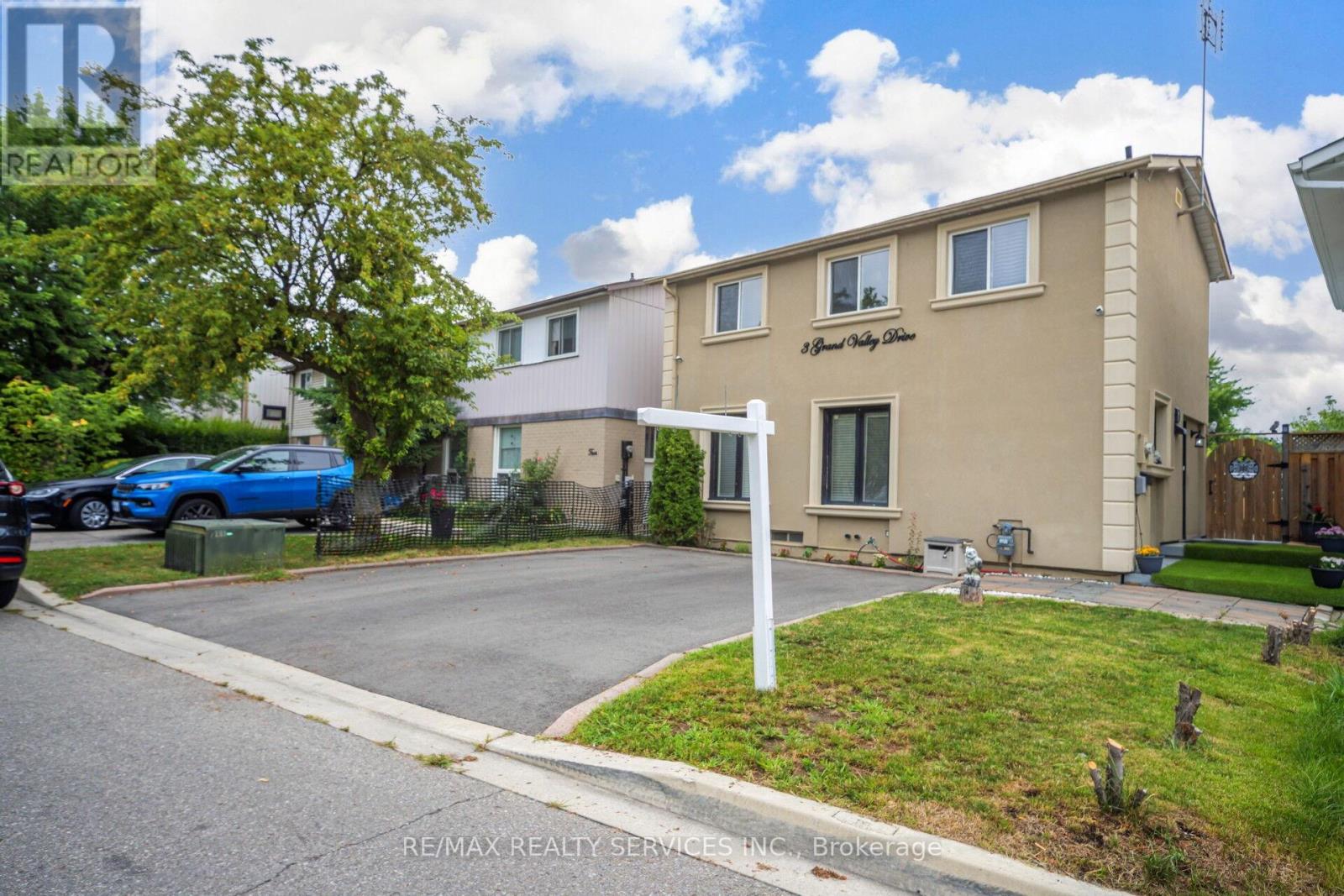 3 Grand Valley Drive, Brampton, Ontario  L6S 2L1 - Photo 2 - W13644668
