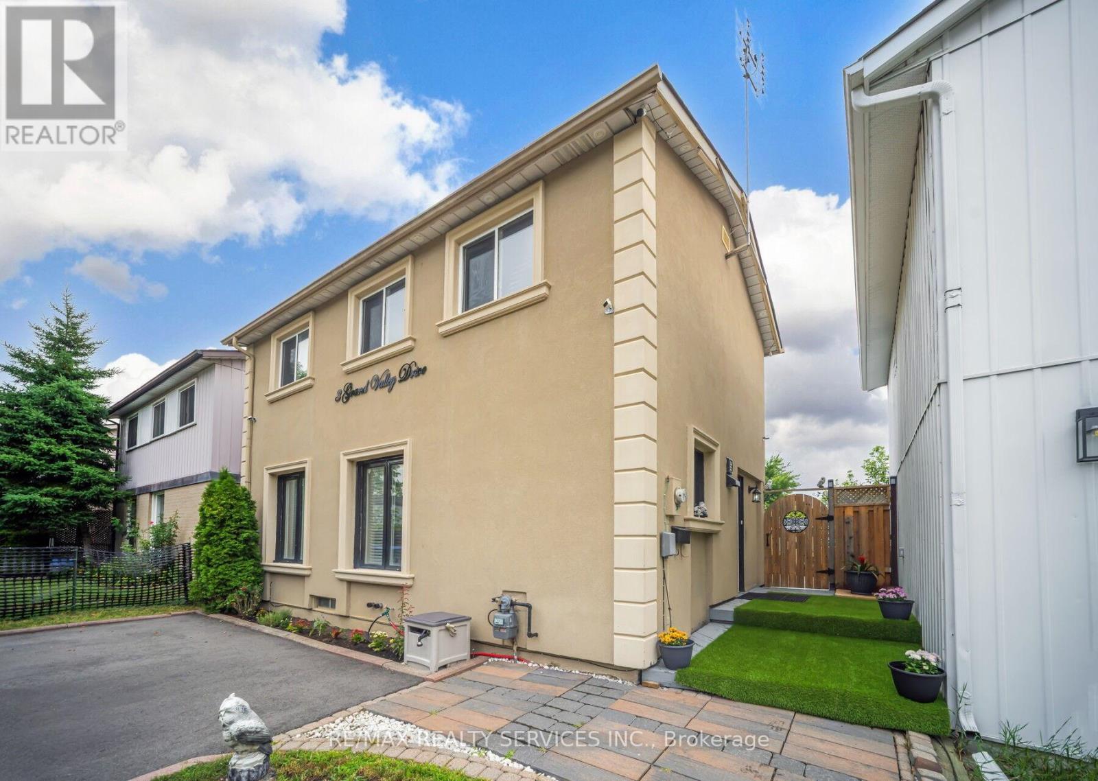 3 Grand Valley Drive, Brampton, Ontario  L6S 2L1 - Photo 4 - W13644668