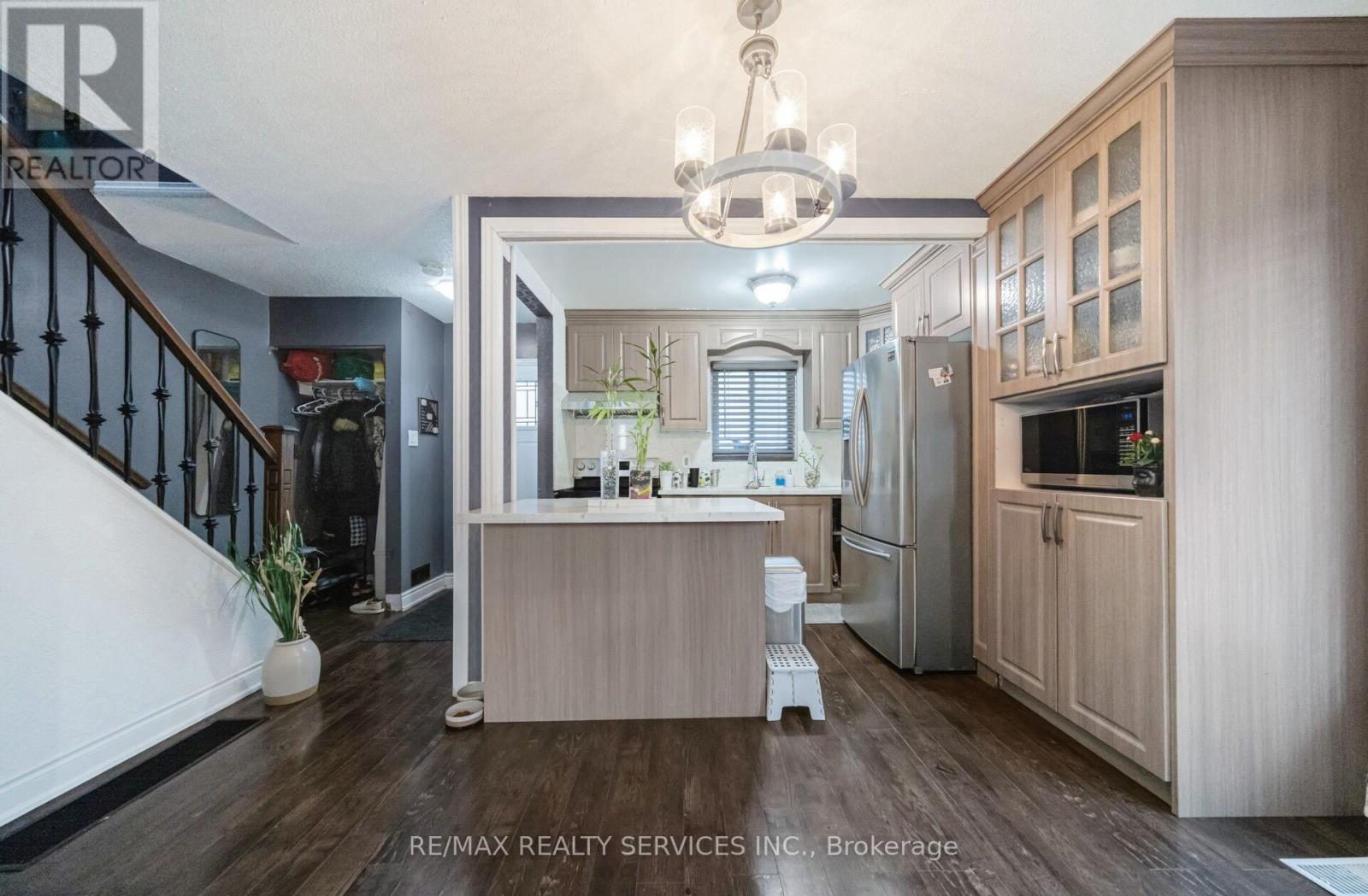 3 Grand Valley Drive, Brampton, Ontario  L6S 2L1 - Photo 11 - W13644668