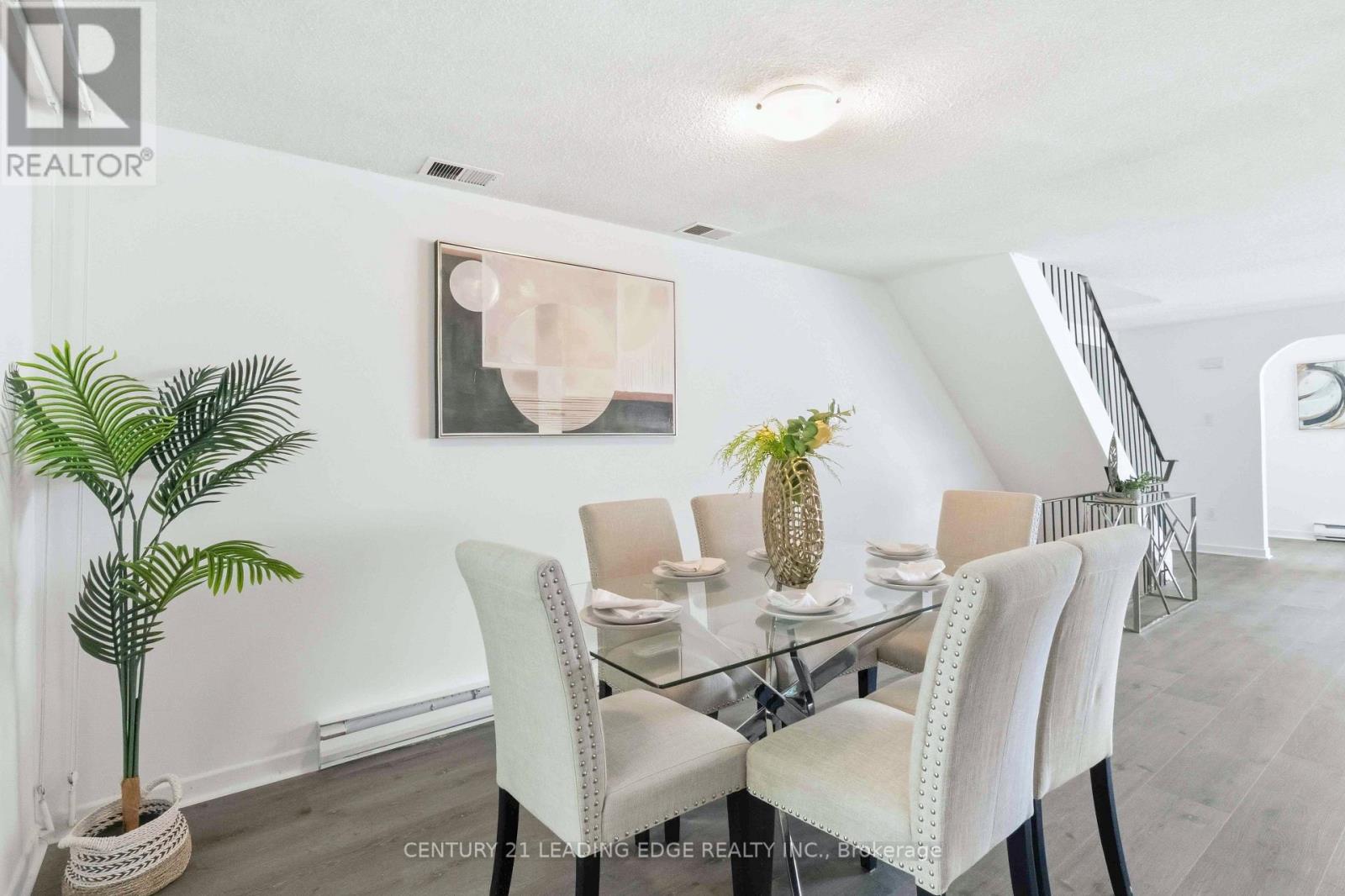 27 COACH LITEWAY, Toronto, Ontario