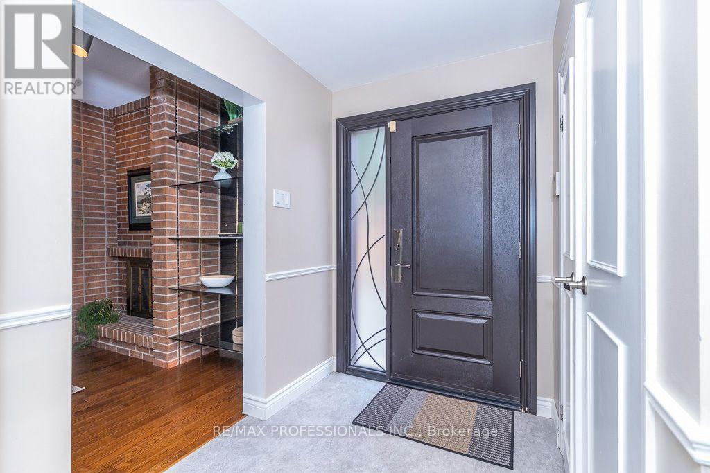 2604 Barrisdale Court, Mississauga, Ontario  L5N 2H2 - Photo 17 - W13654468