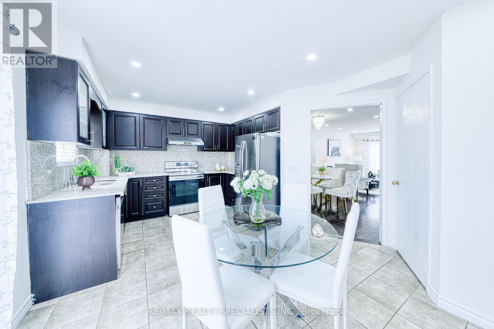 35 Softneedle Avenue, Brampton, Ontario  L6R 1K4 - Photo 5 - W13654506